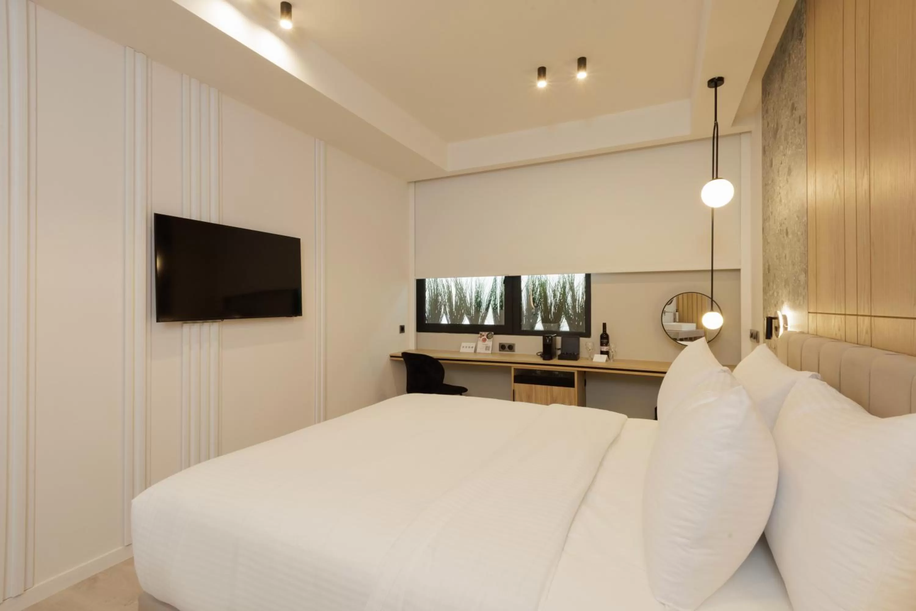 Bed in LUX&EASY Signature Syngrou 234