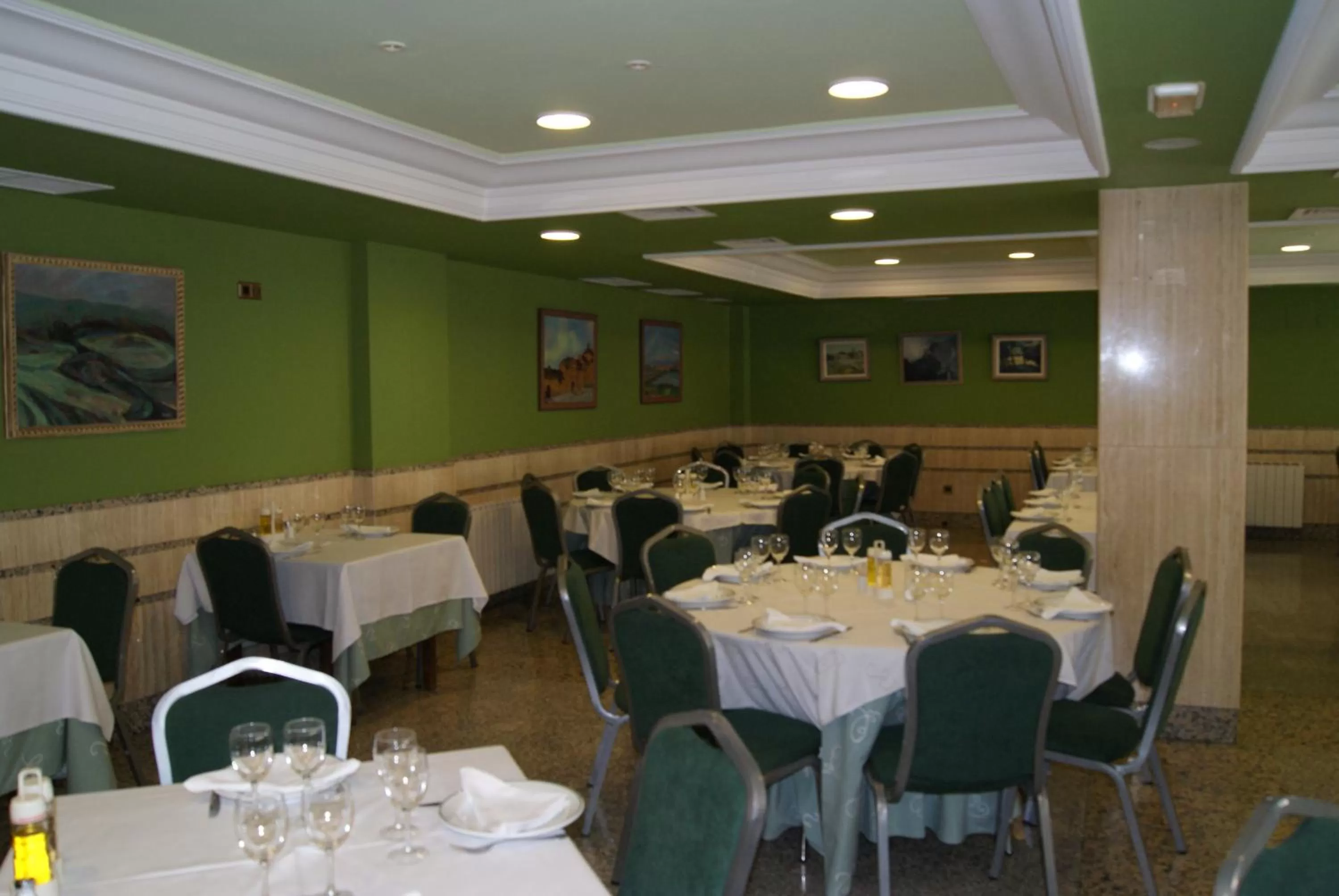 Restaurant/places to eat in Hotel Alameda