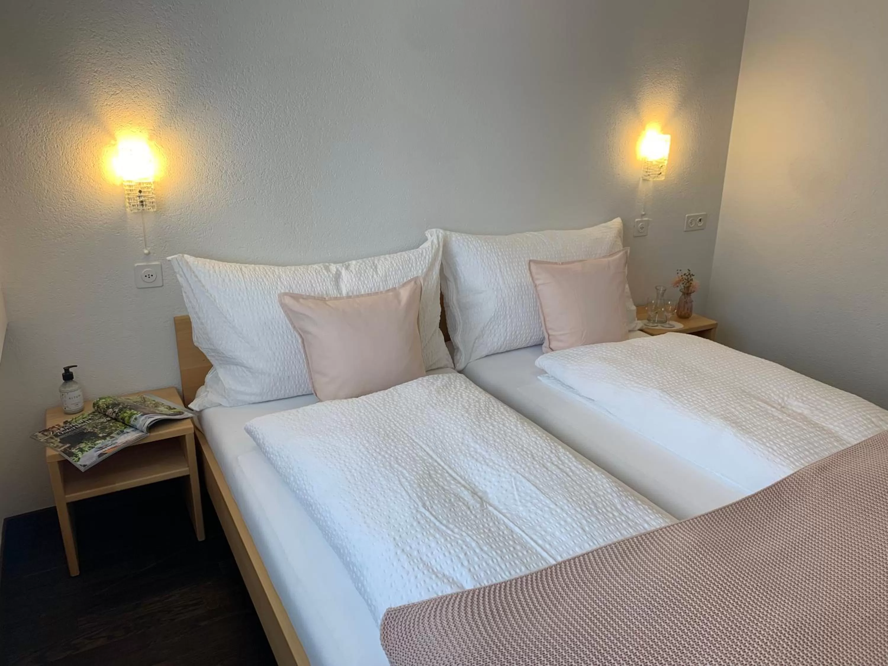 Bed in Hotel B&B Stossplatz anytime and easy self Check-in