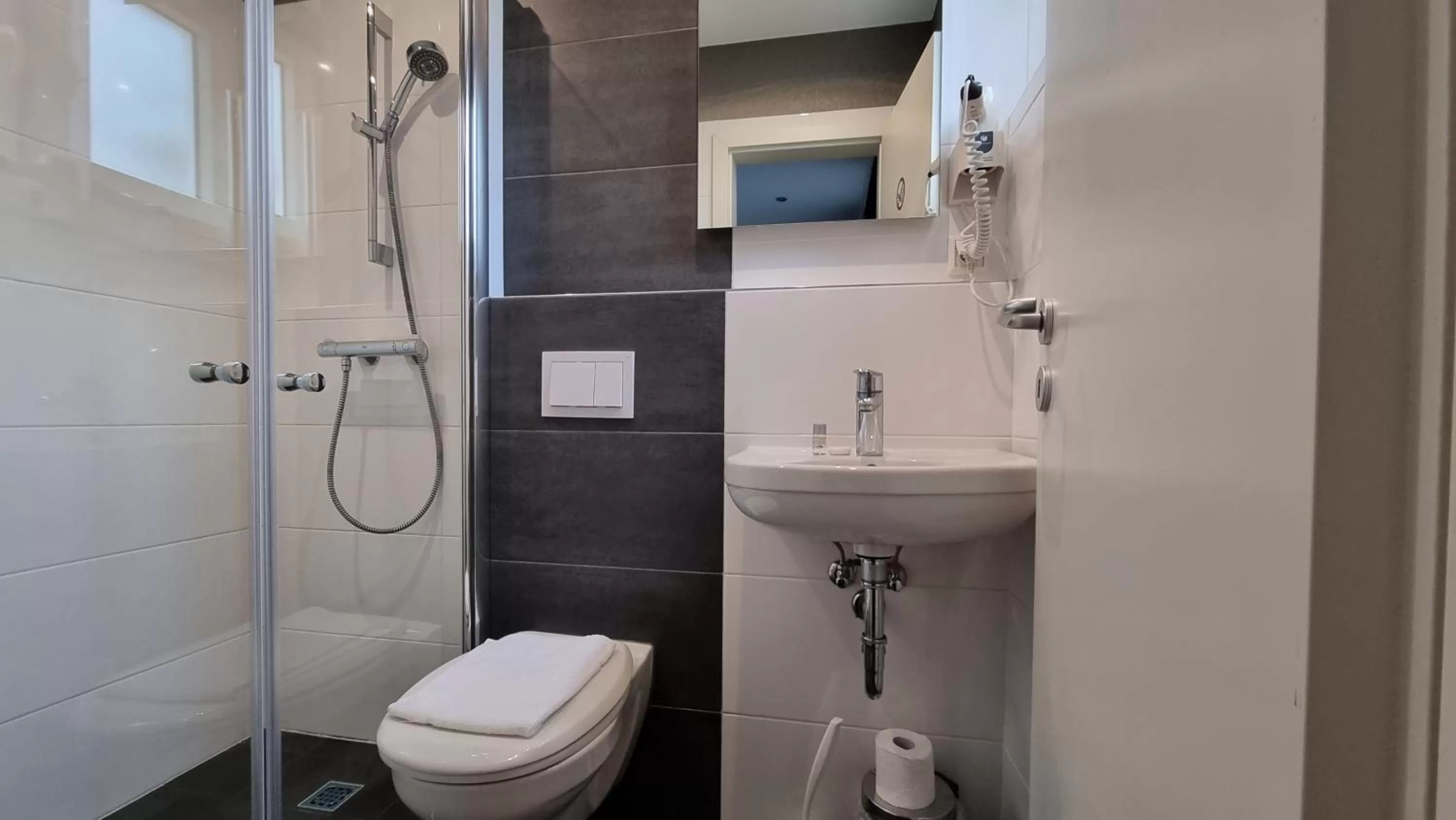 Bathroom in JJ Hotel Hannover-City-Pension