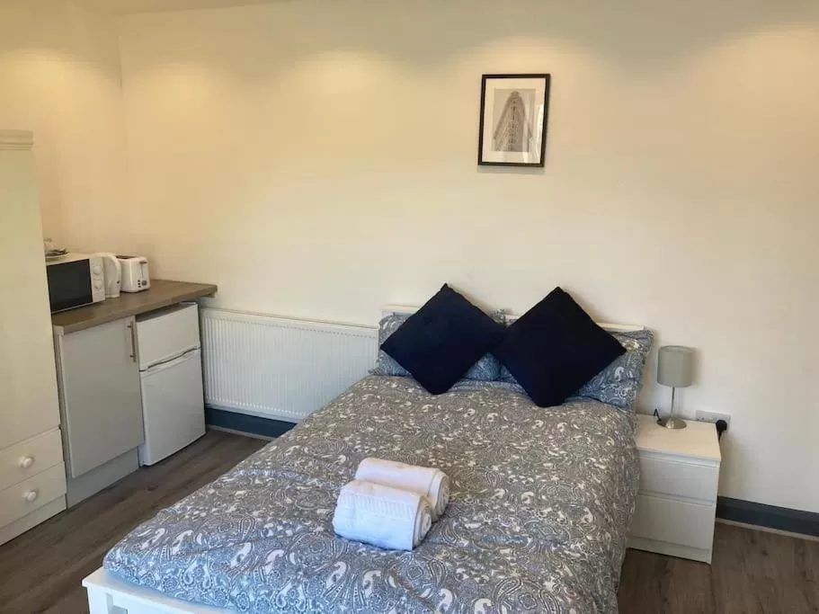 Bedroom, Bed in Newly refurbished studio, great location 8 studios