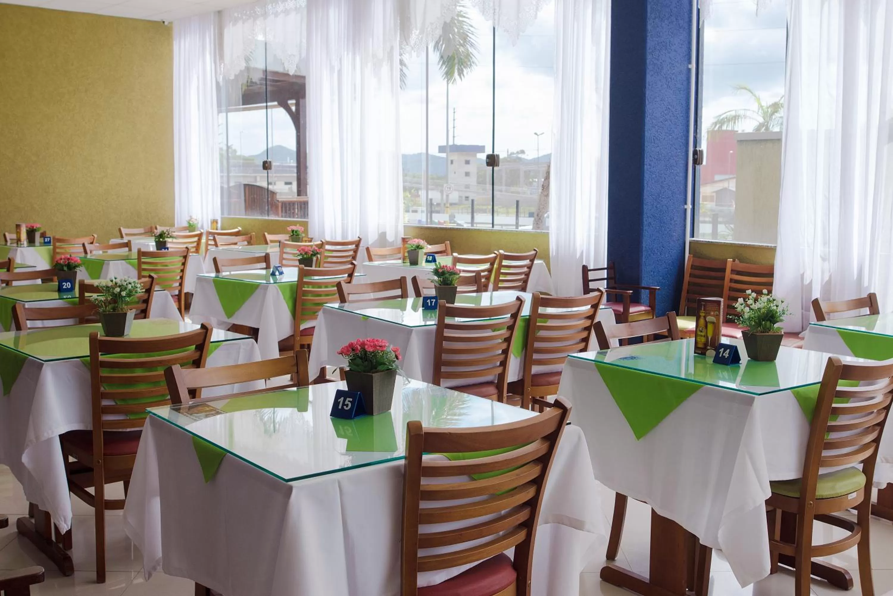 Restaurant/places to eat in Hotel Estação 101 - Itajaí