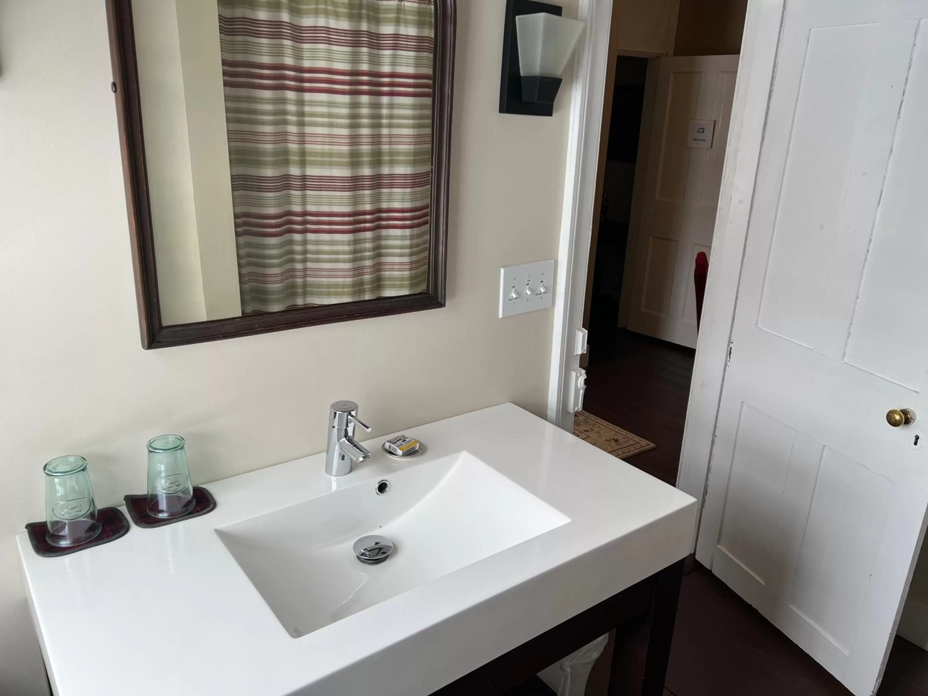 Bathroom in Shoreham Inn Bed & Breakfast