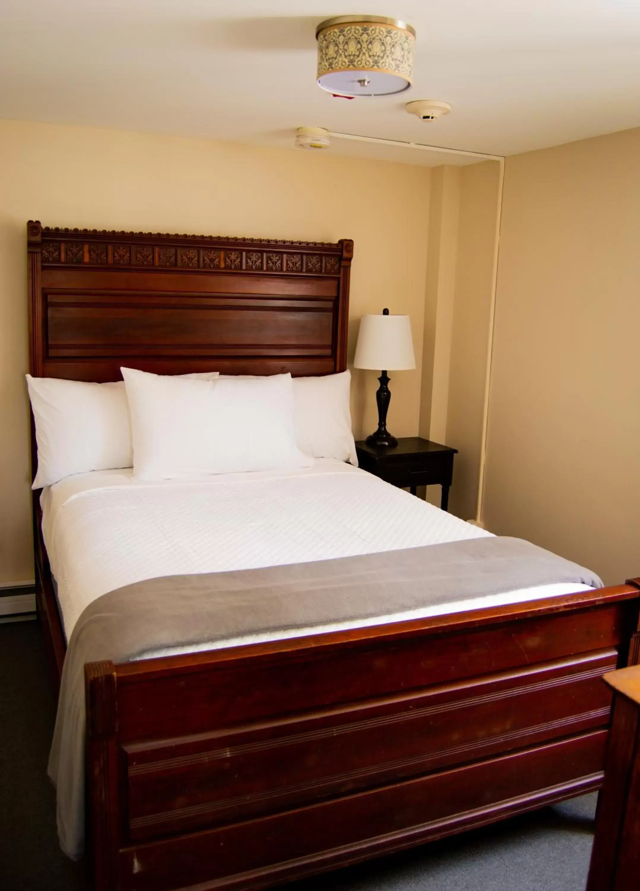 Double Room with Private Bathroom in The General Stanton Inn Double Room with Private Bathroom in The General Stanton Inn