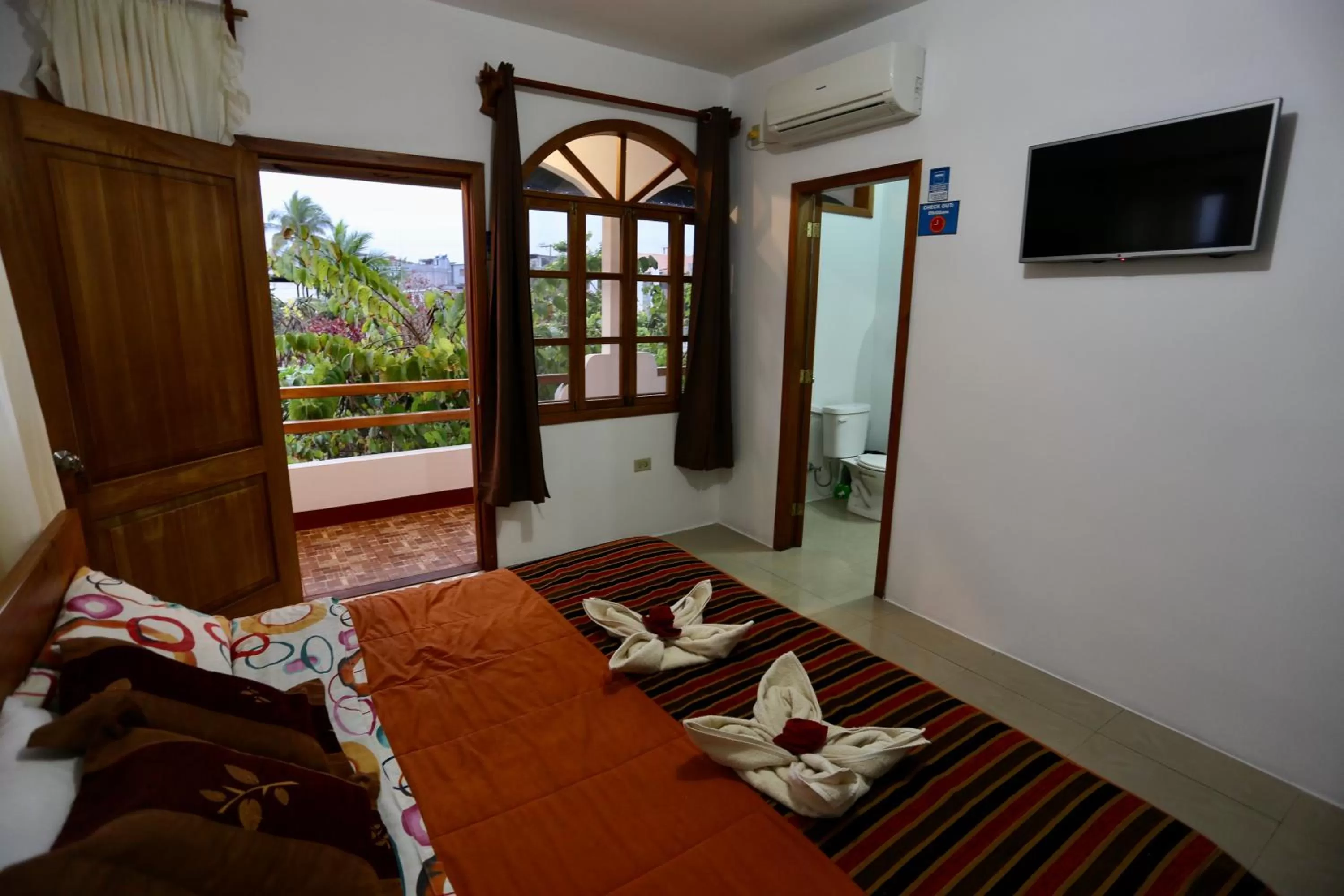 Bed in The Galapagos Pearl B&B