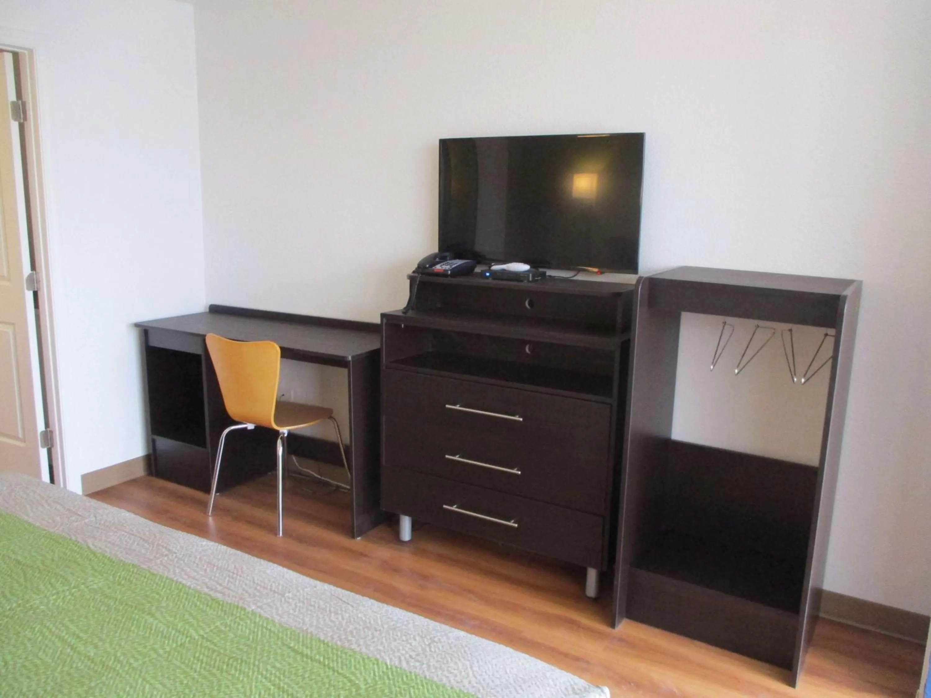 TV and multimedia in Motel 6-Chilhowie, VA