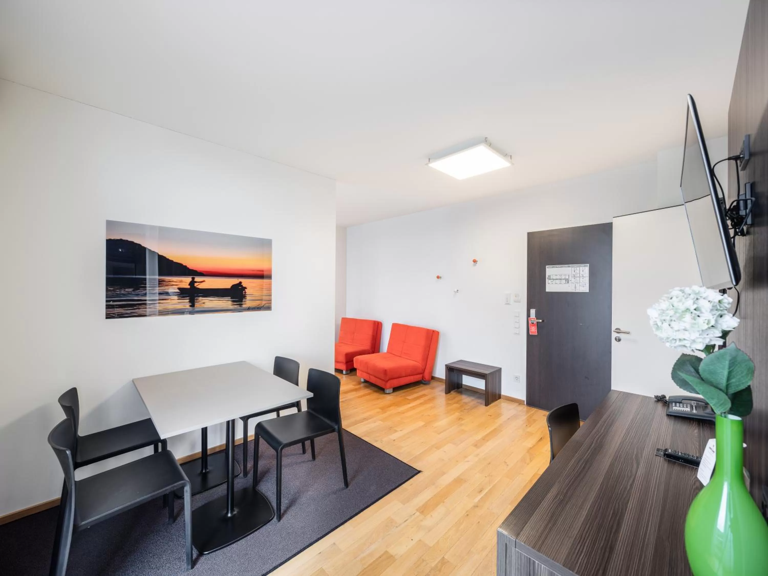 TV and multimedia in sevenDays Hotel BoardingHouse