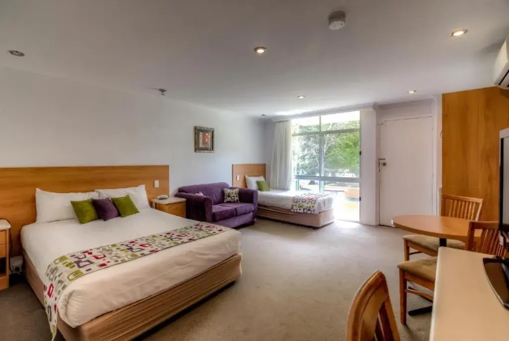 Queen Room with One Single Bed in ibis Styles Orange Queen Room with One Single Bed in ibis Styles Orange