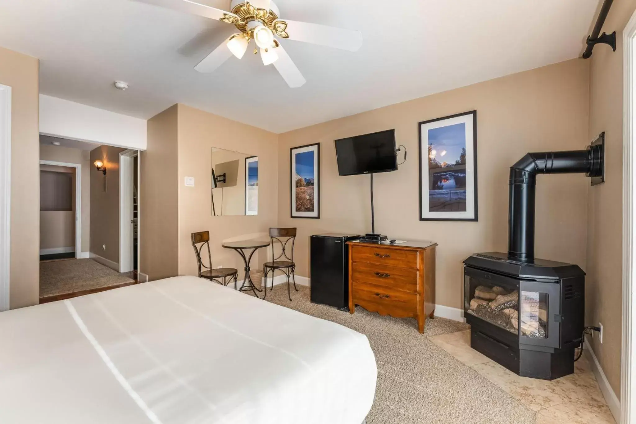 Queen Room with Balcony in Big Creek Inn Queen Room with Balcony in Big Creek Inn