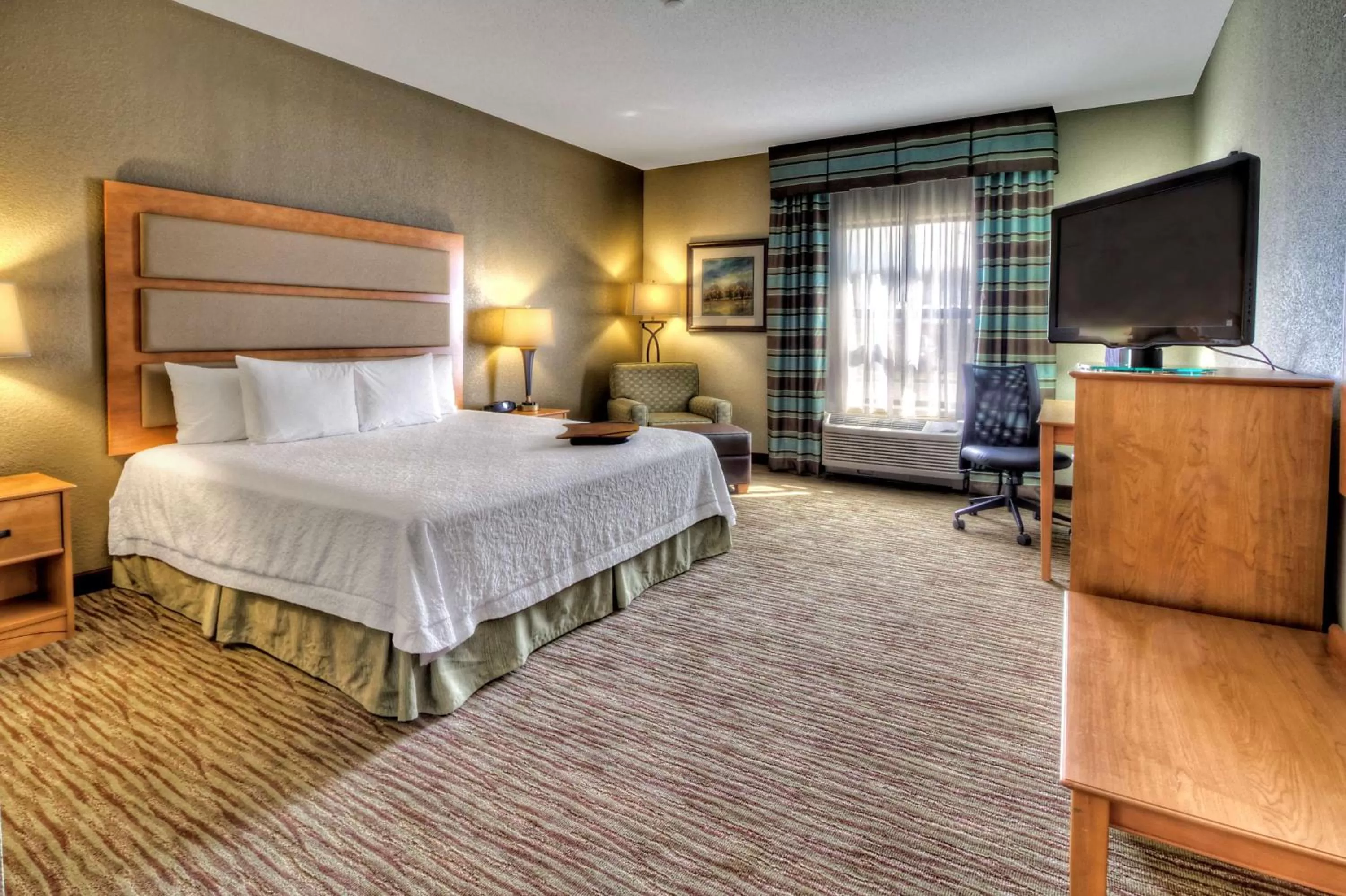 Bed in Hampton Inn & Suites Kalamazoo-Oshtemo