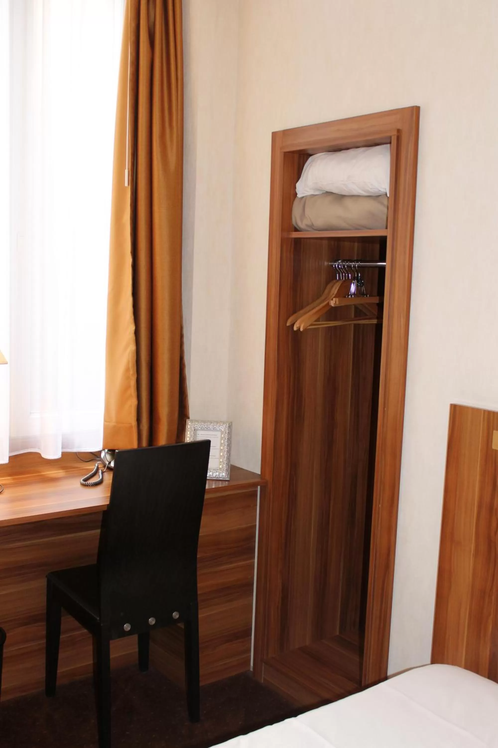 Seating area, Bed in Hotel The Originals du Grand Monarque Nantes Gare