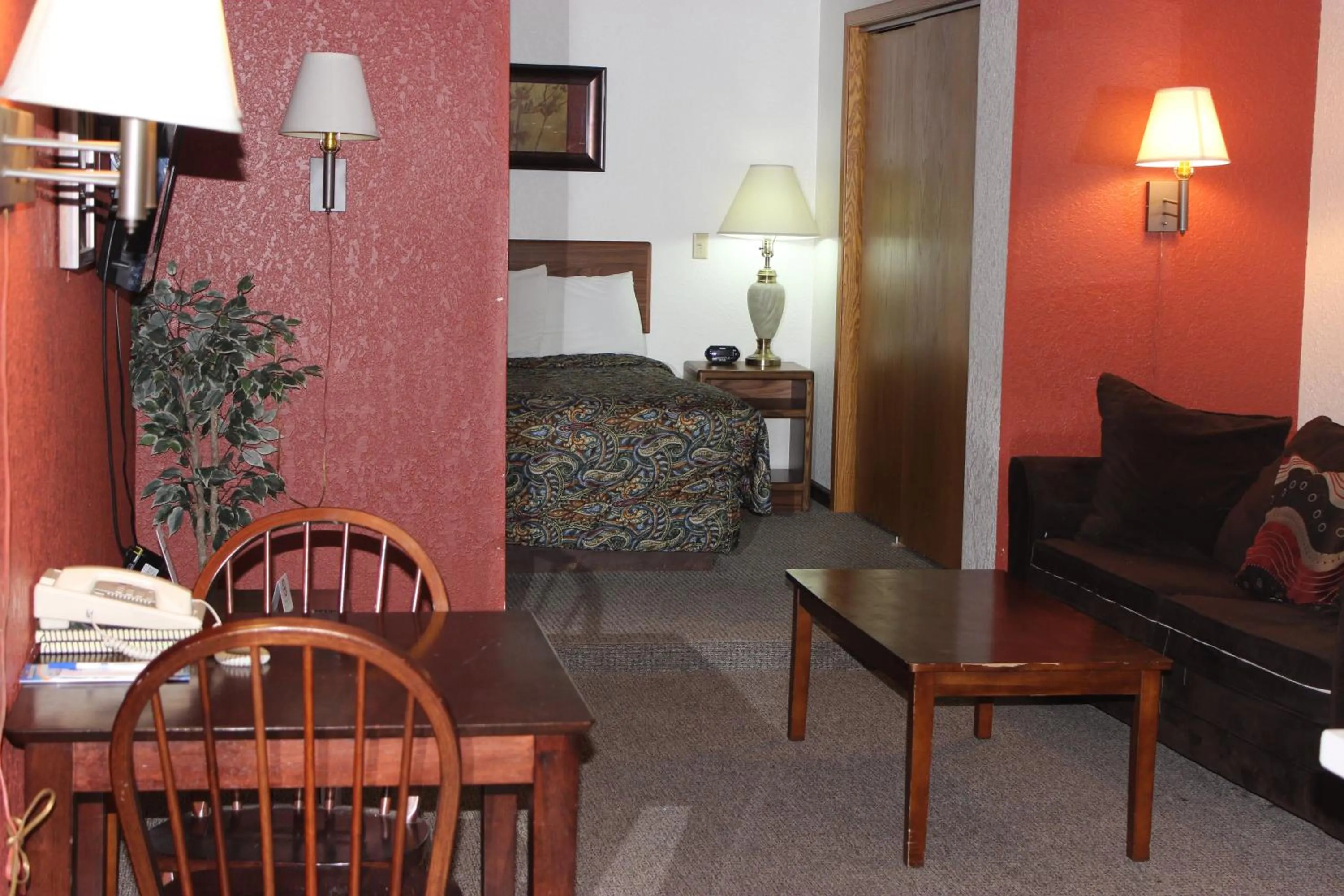 Bed, Seating Area in Americas Best Value Inn Grand Forks