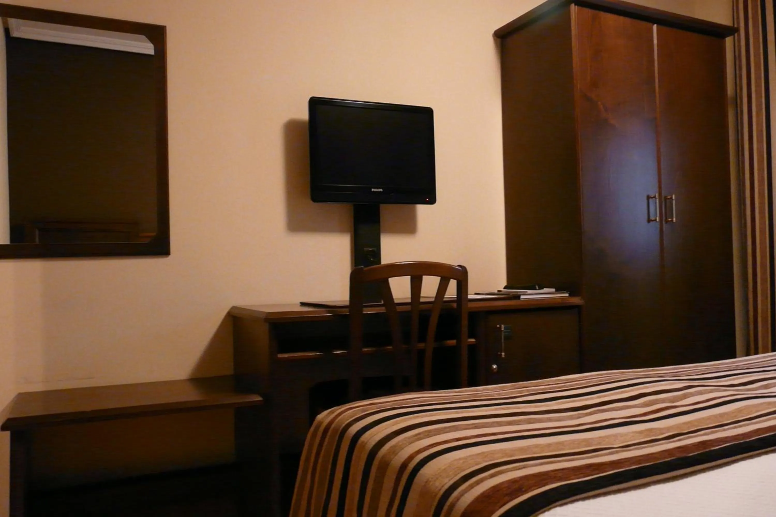 Photo of the whole room, Bed in Idh Angel