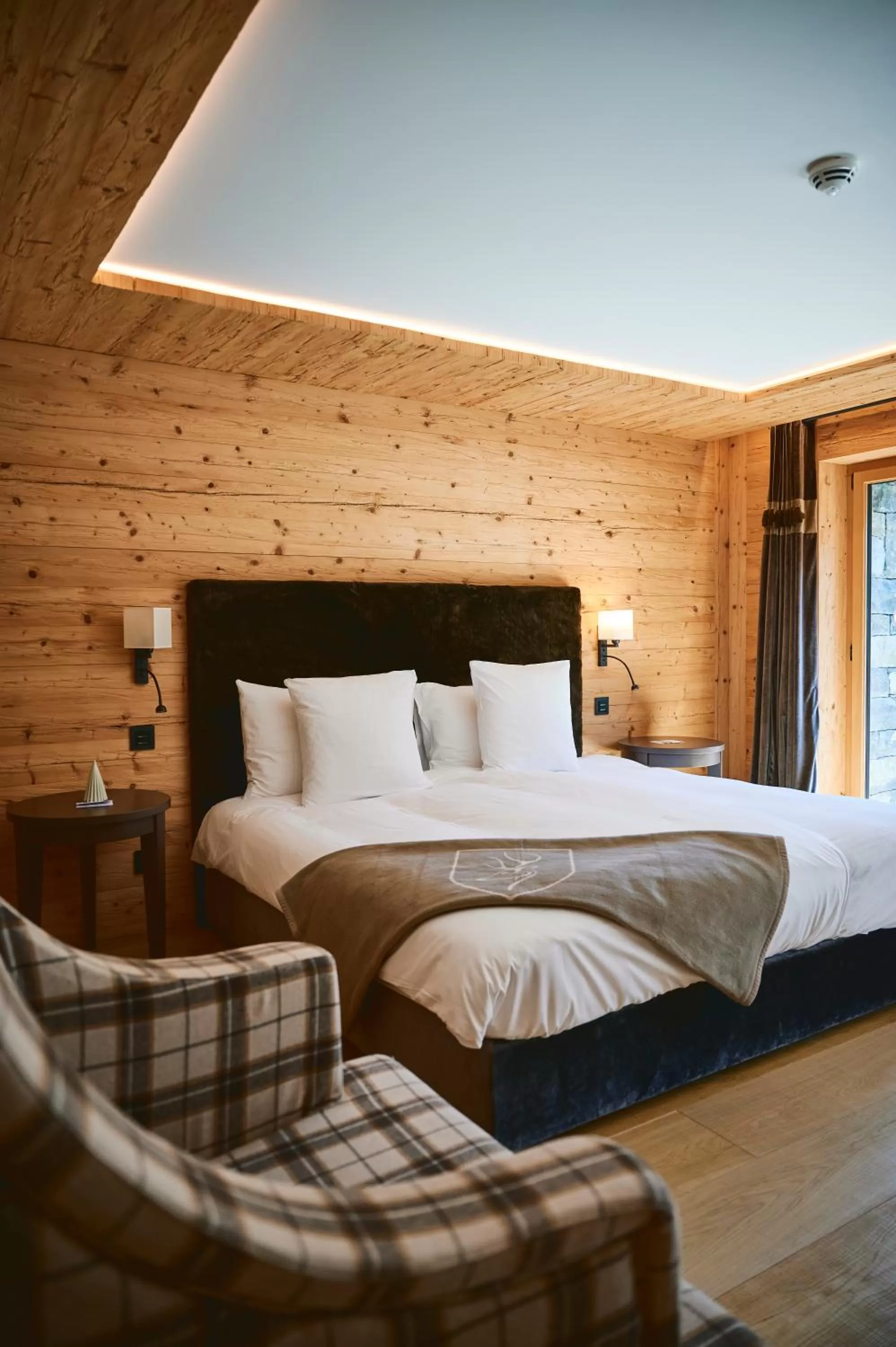 Bedroom, Bed in Hôtel de Rougemont & Spa