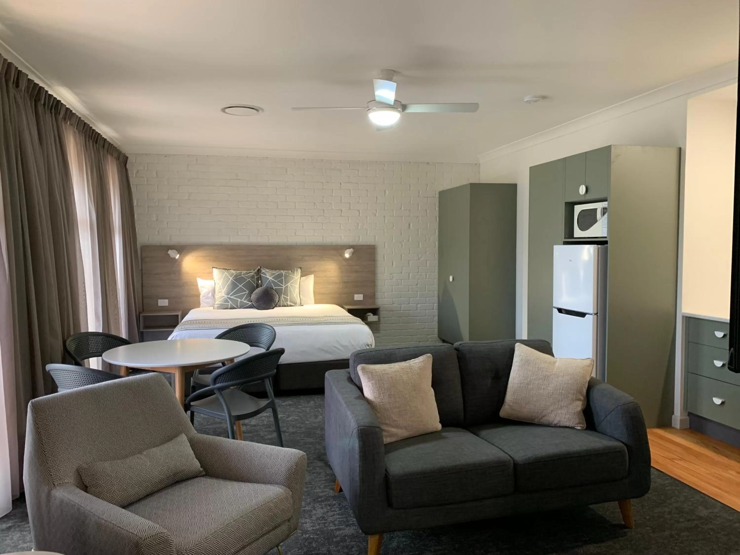 Bed in Hamilton Henry Parkes Motor Inn