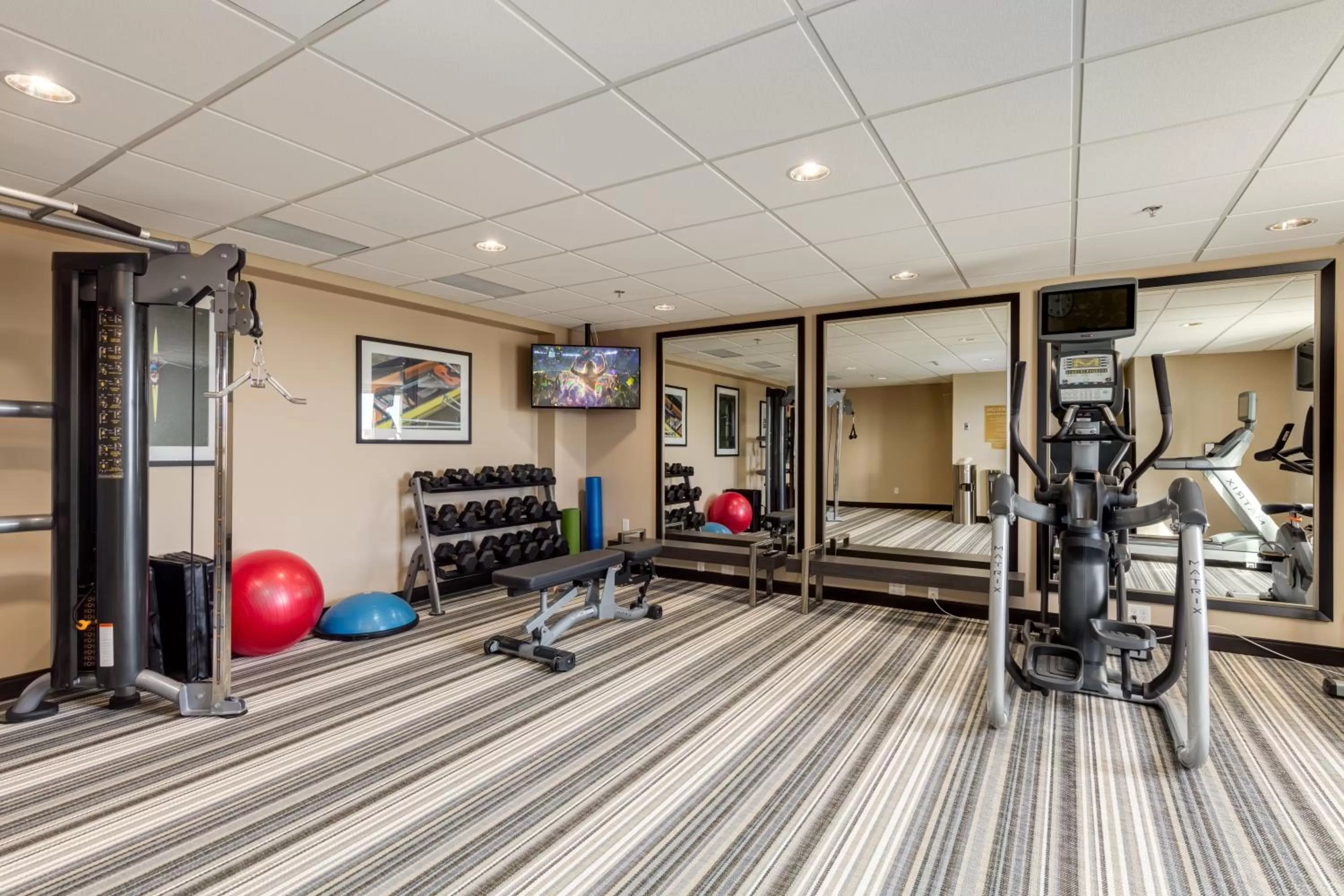 Fitness centre/facilities in Park Inn by Radisson, Calgary Airport North, AB