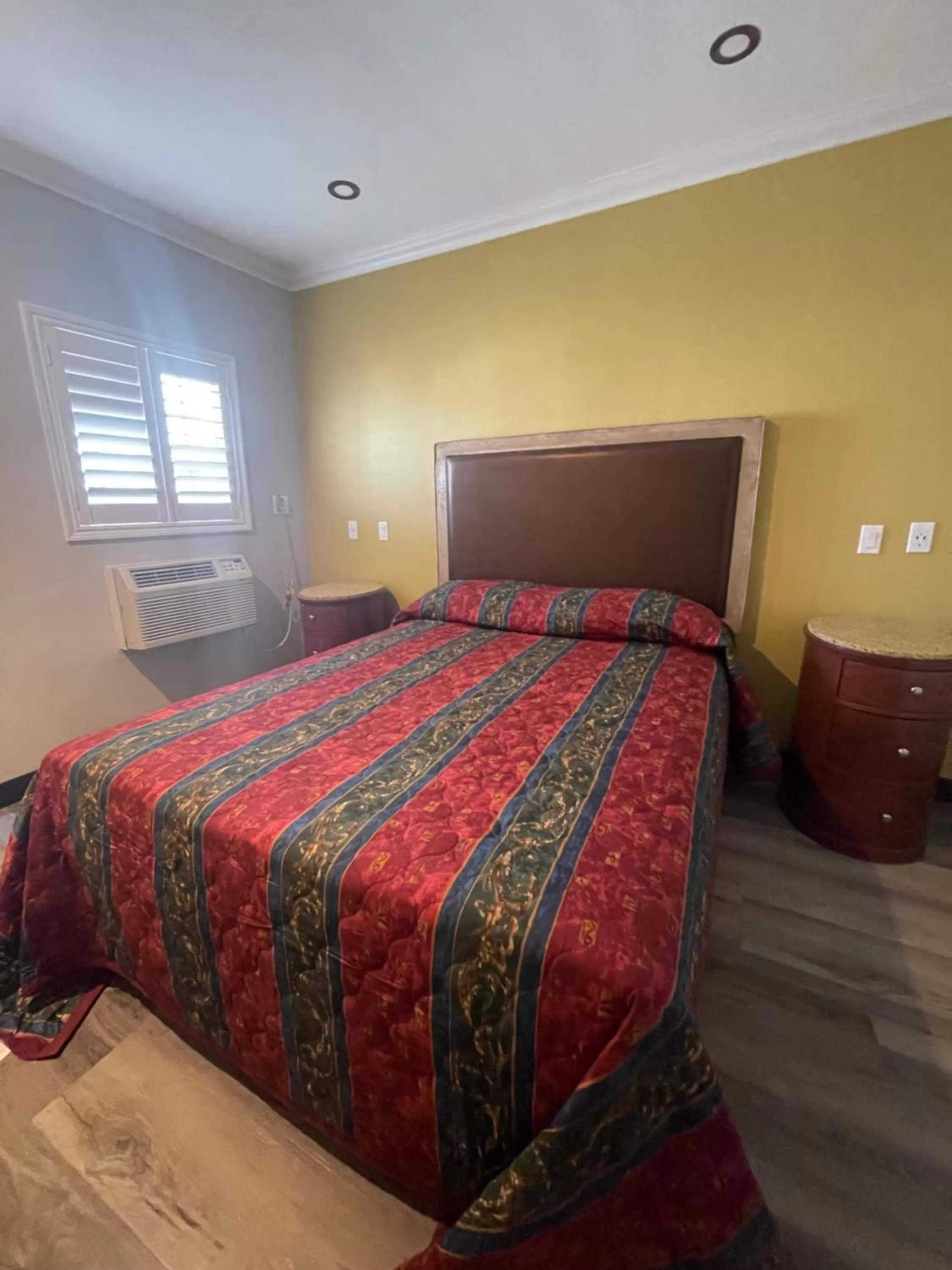 Photo of the whole room in Stadium Inn & Spas