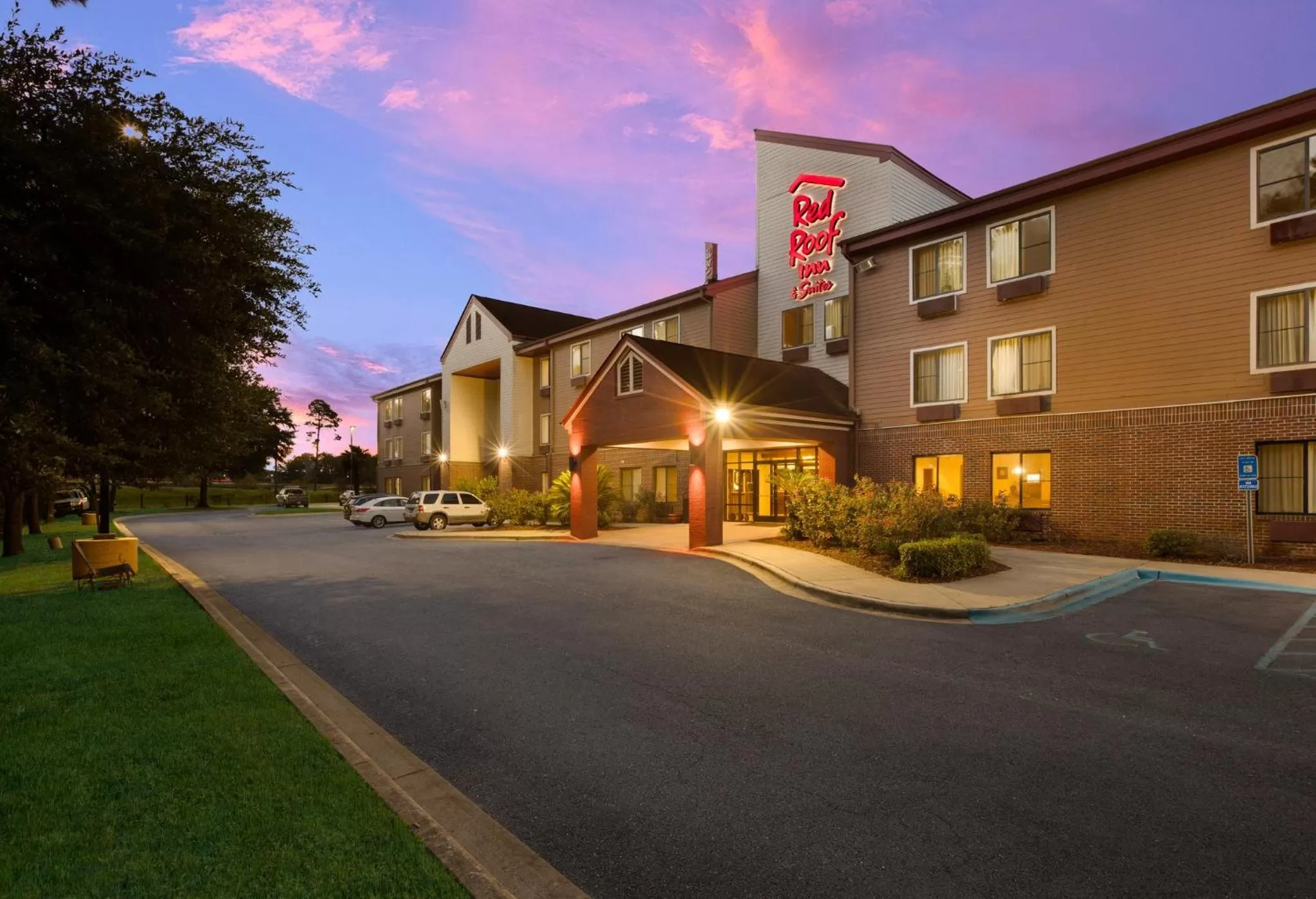 Property building in Red Roof Inn & Suites Savannah Airport