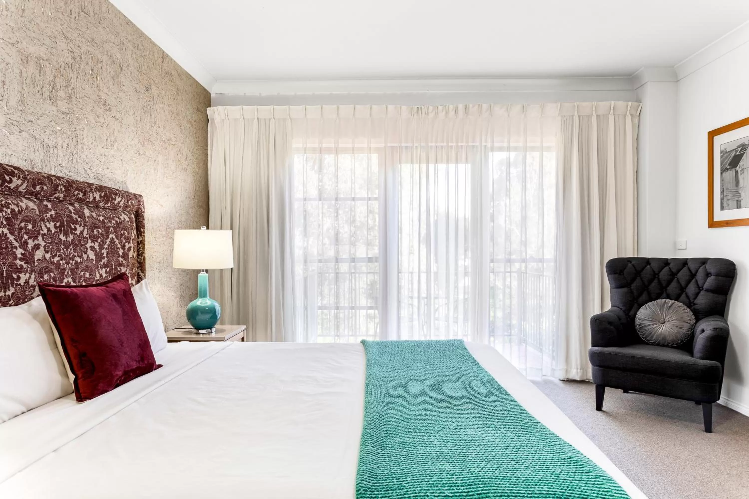 Bedroom, Bed in Mandala Signature Berry