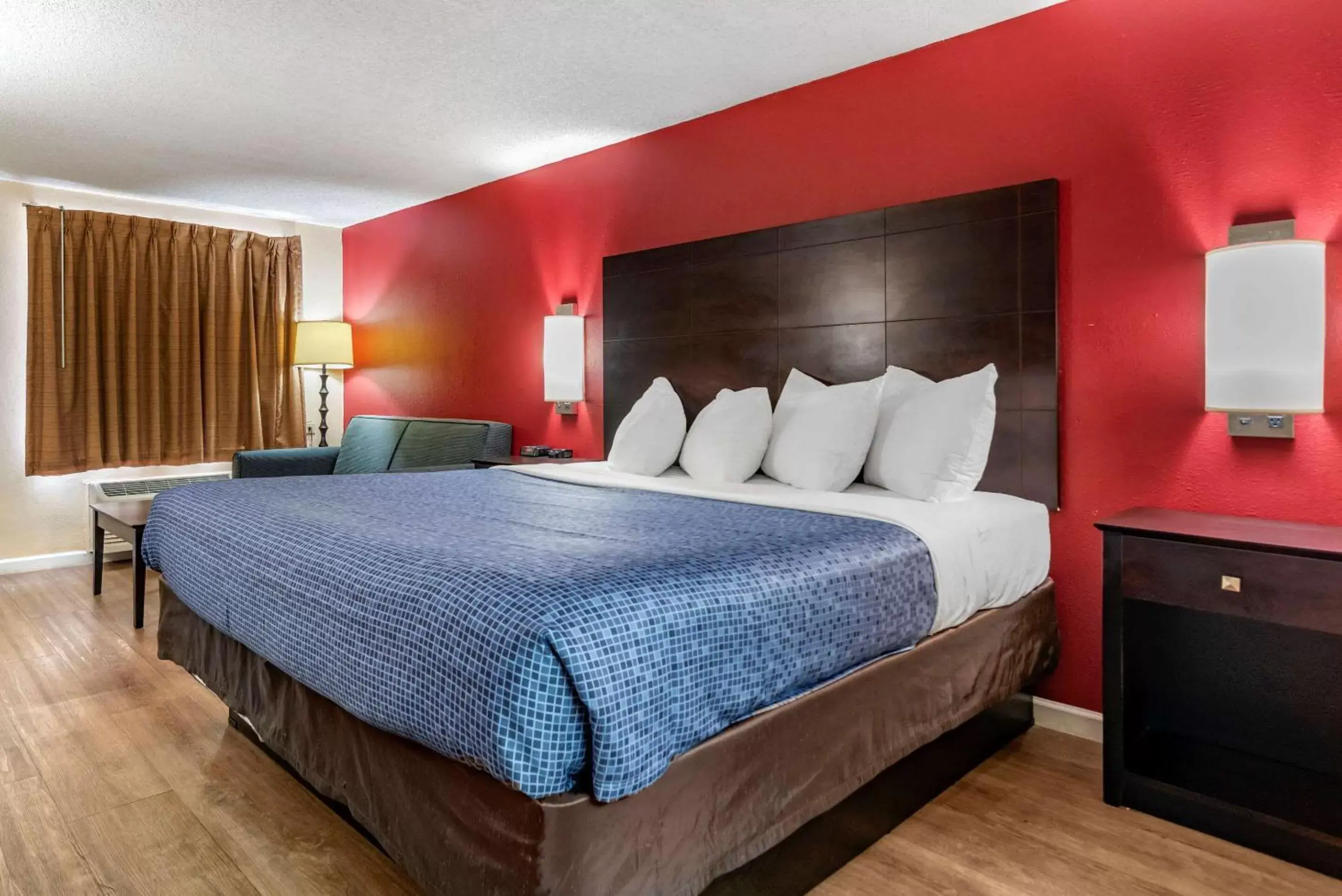 King Room - Non-Smoking in Econo Lodge King Room - Non-Smoking in Econo Lodge