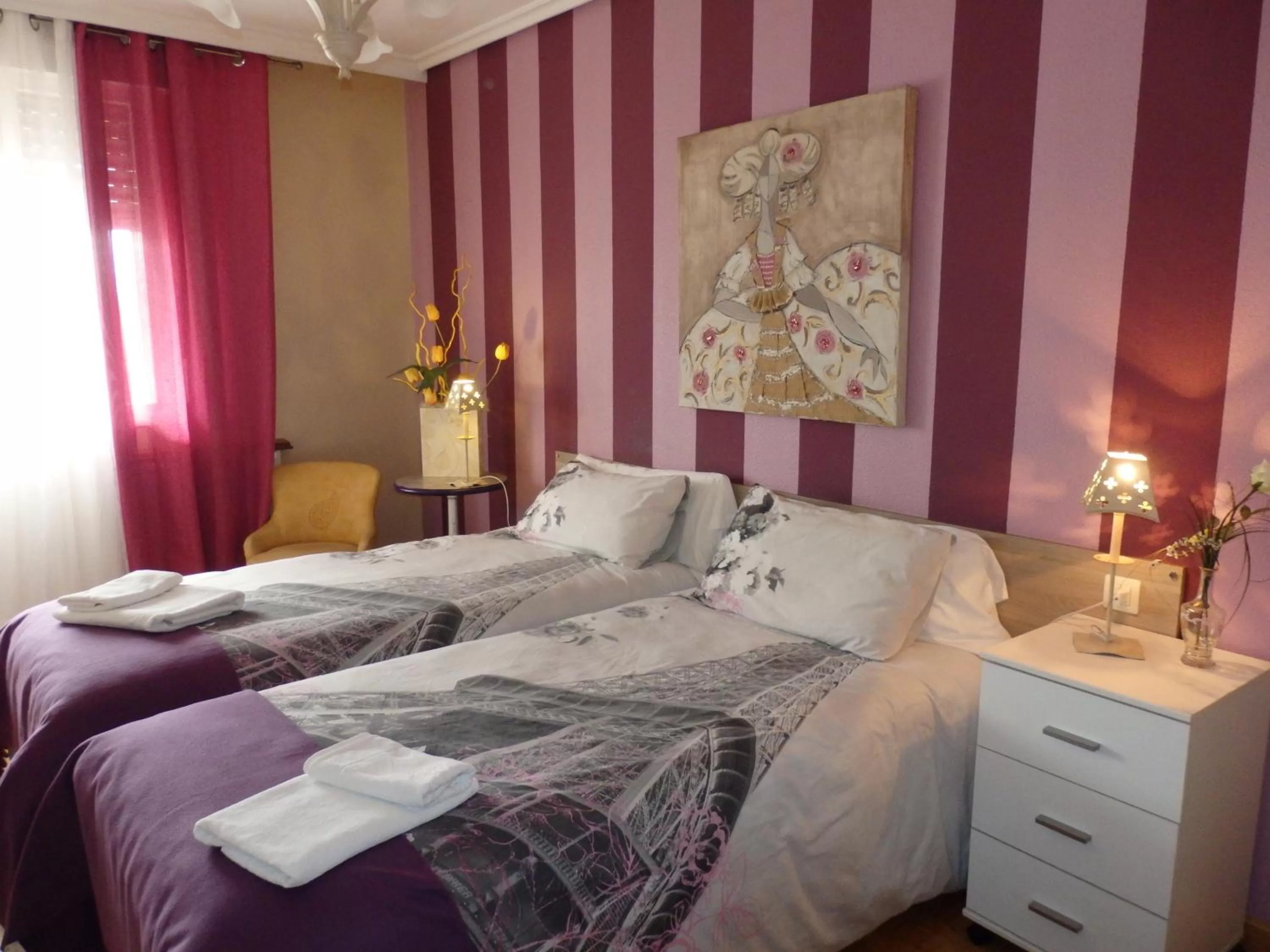 Day, Bed in Alojamientos Iruña