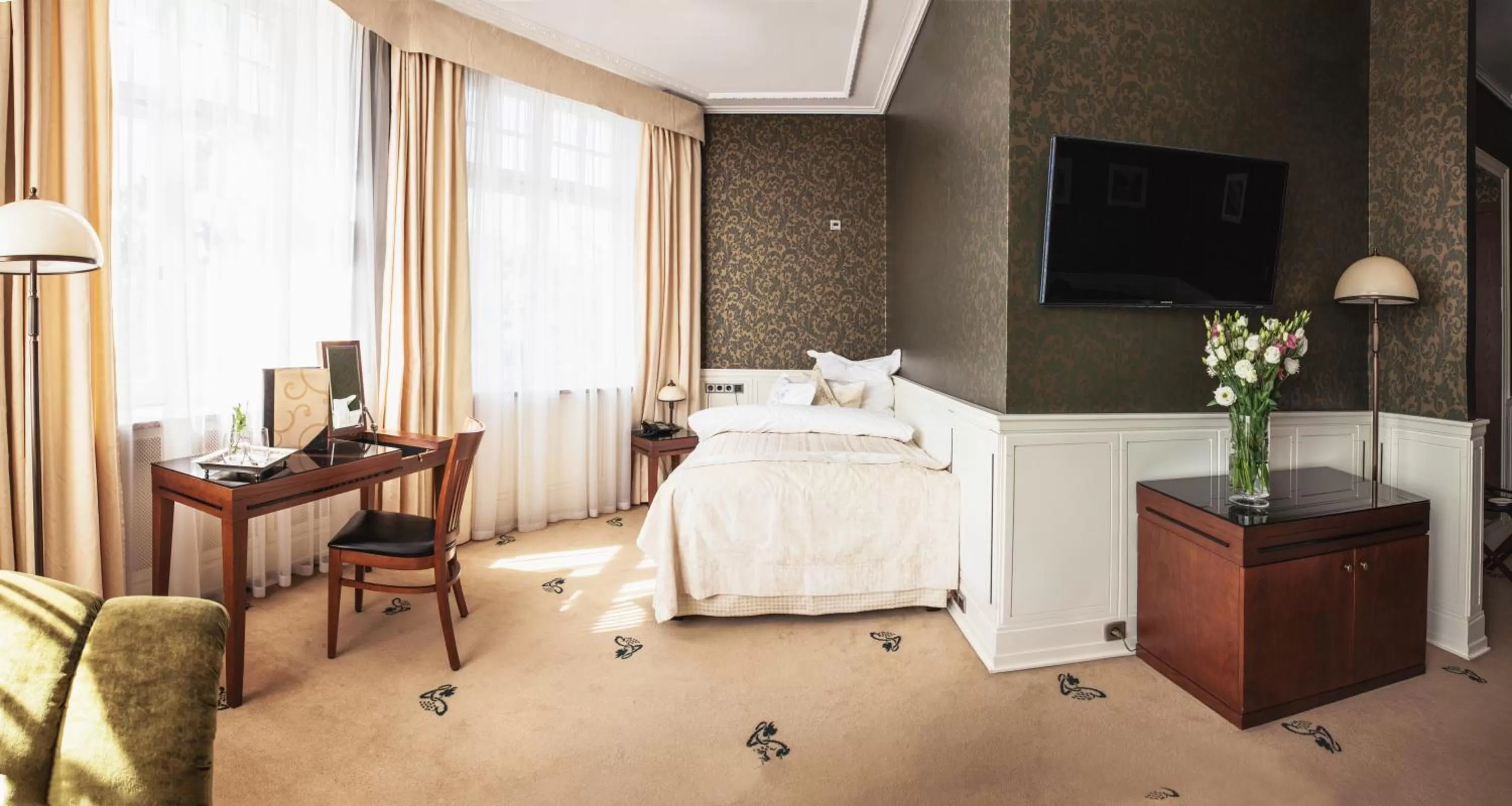 Bed, TV/Entertainment Center in Grape Hotel