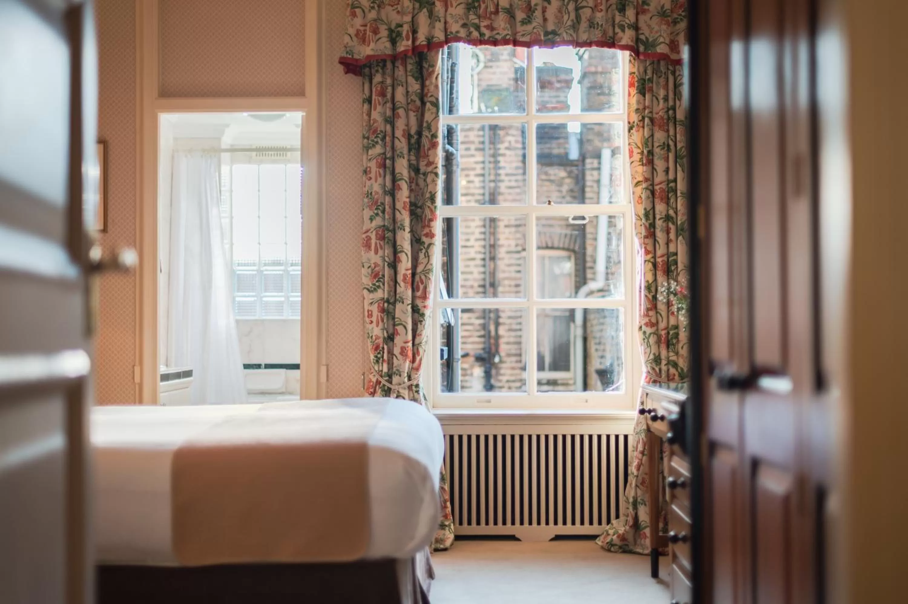 Photo of the whole room, Bed in 44 Curzon Street by Mansley