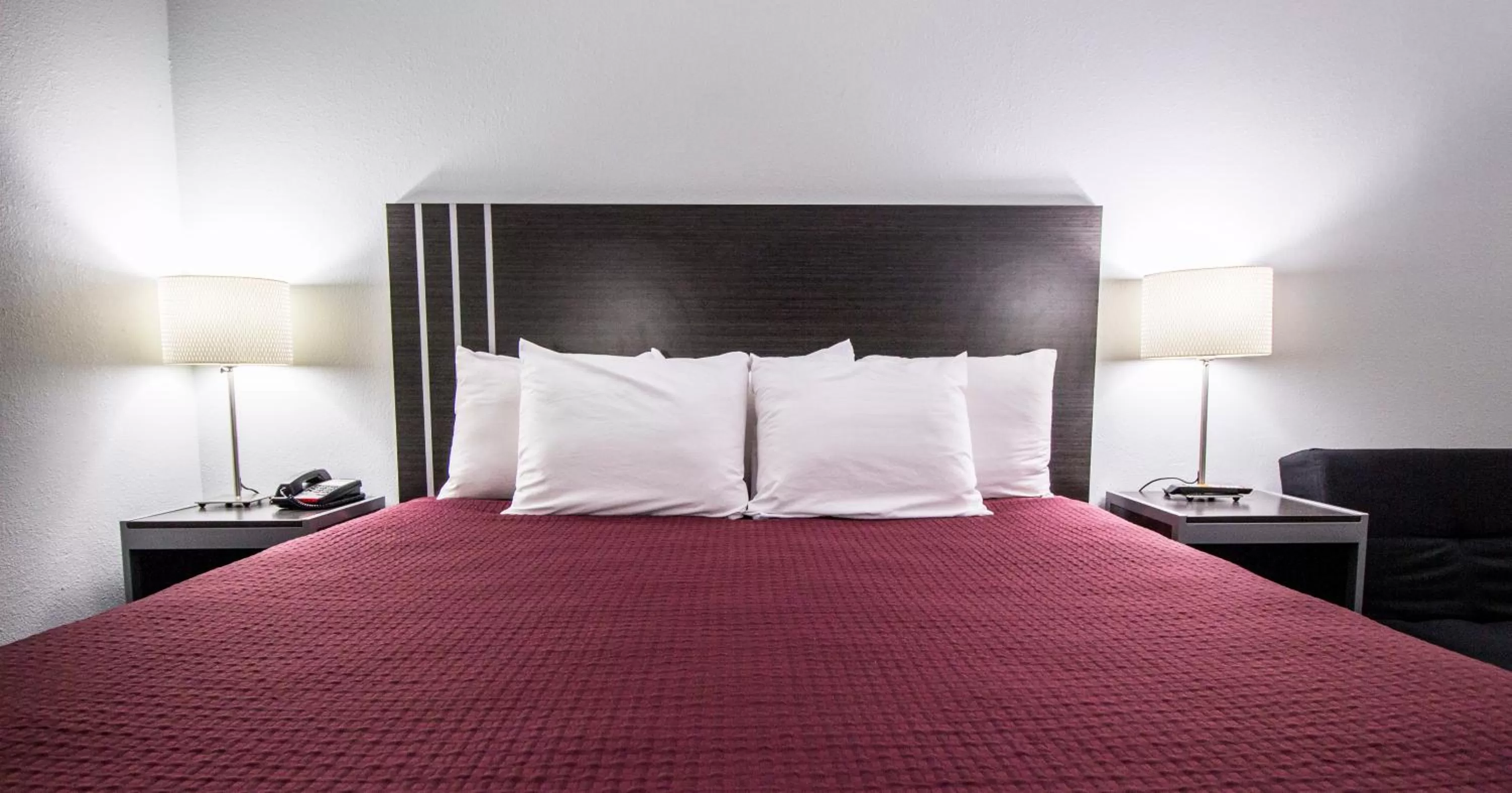 Bedroom, Bed in Brick Lodge Atlanta/Norcross