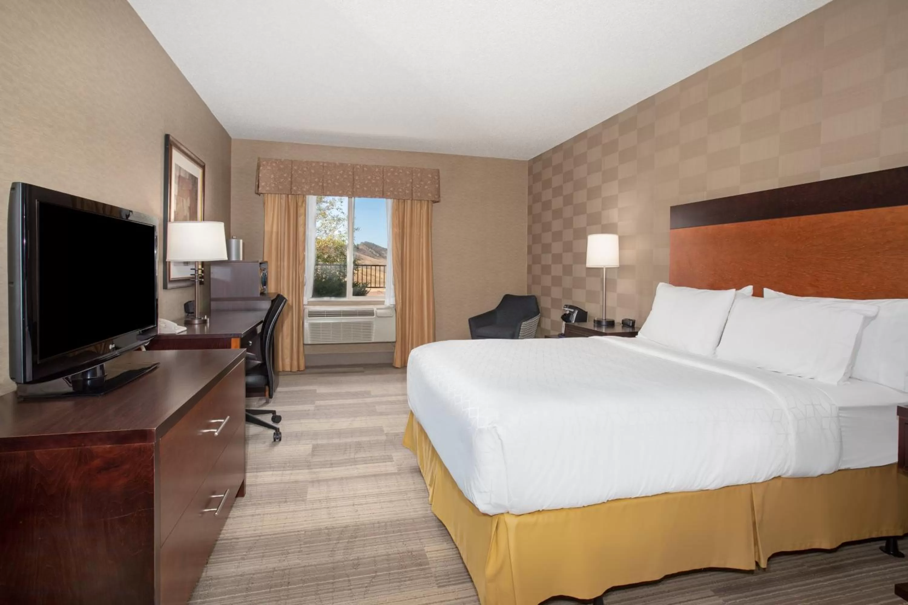 Photo of the whole room, Bed in Holiday Inn Express Hotel & Suites Littleton by IHG