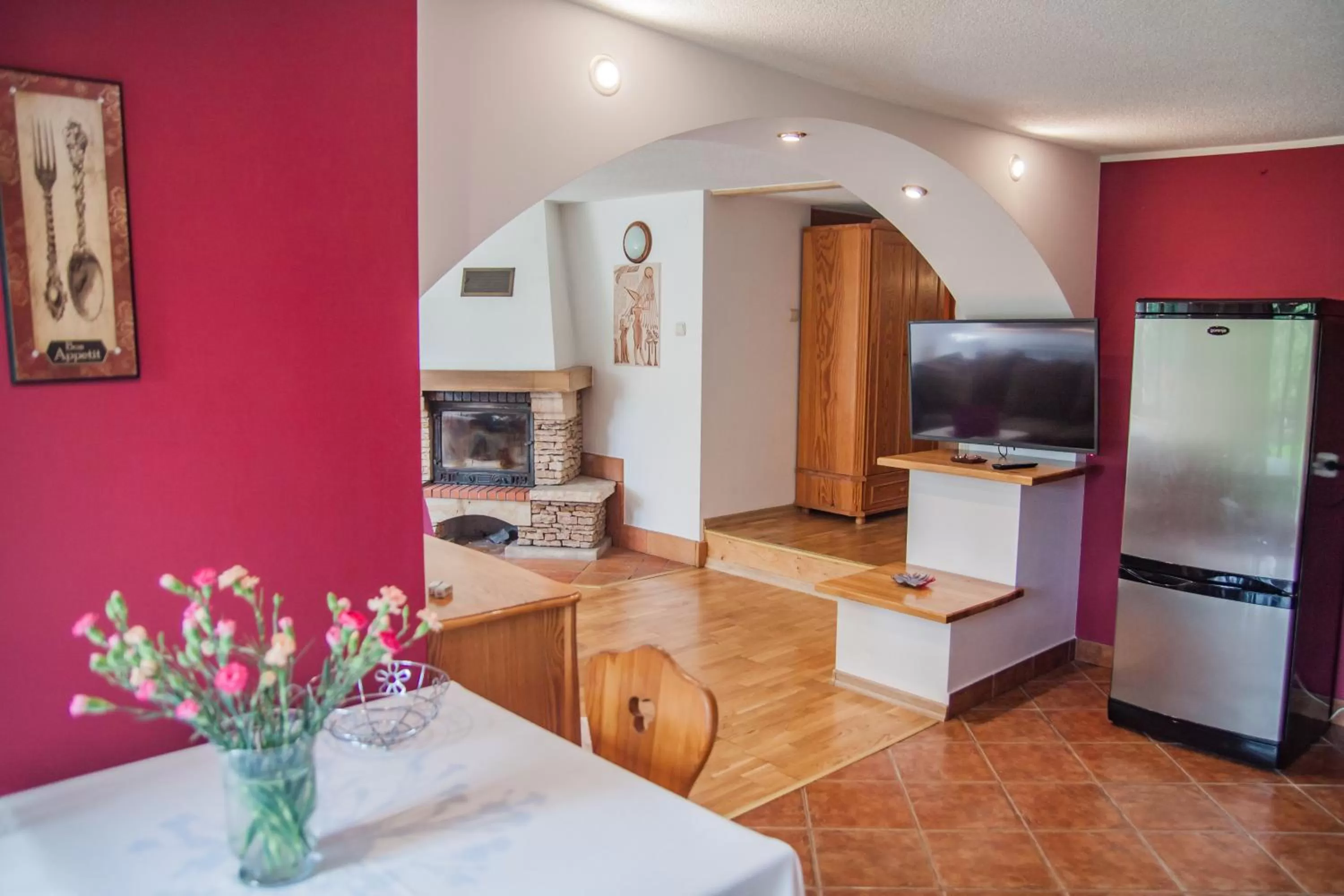 Kitchen or kitchenette, TV/Entertainment Center in POKOJE GOŚCINNE WILCZNIK 12