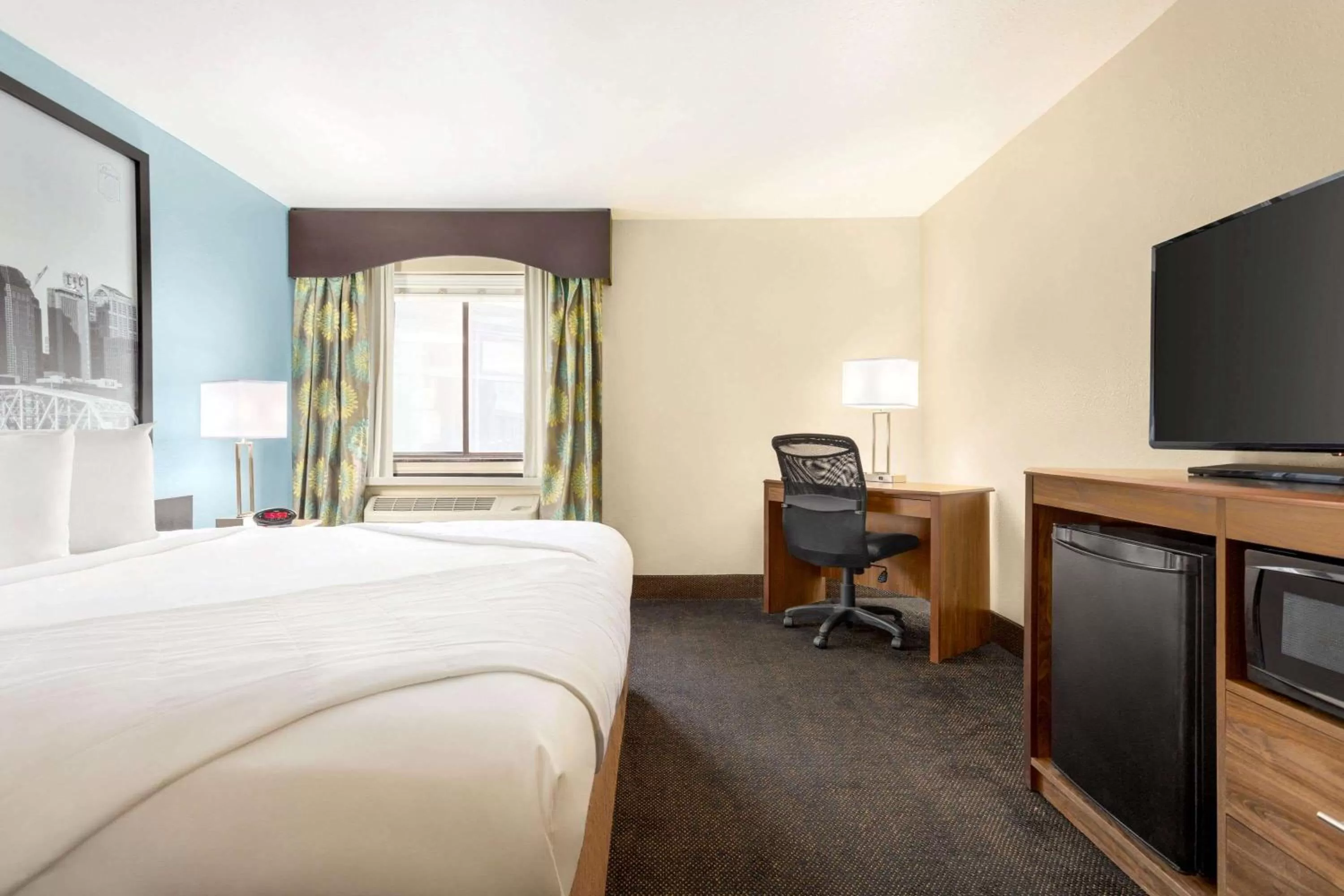 Bedroom, Bed in Luxe Studios Nashville Airport