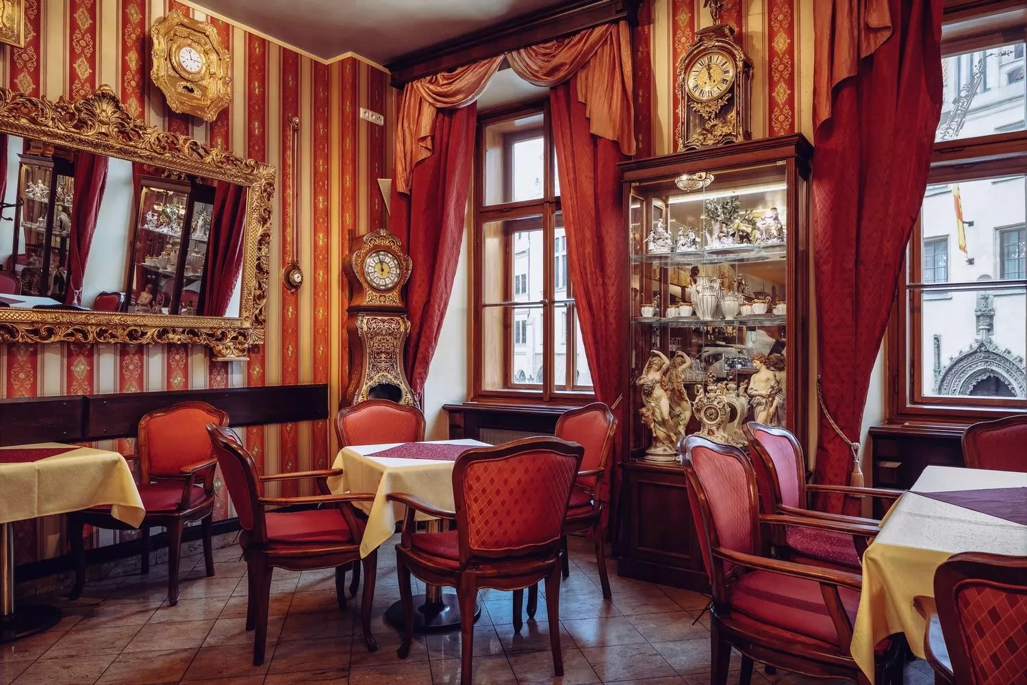 Restaurant/places to eat in Grand Hotel Praha