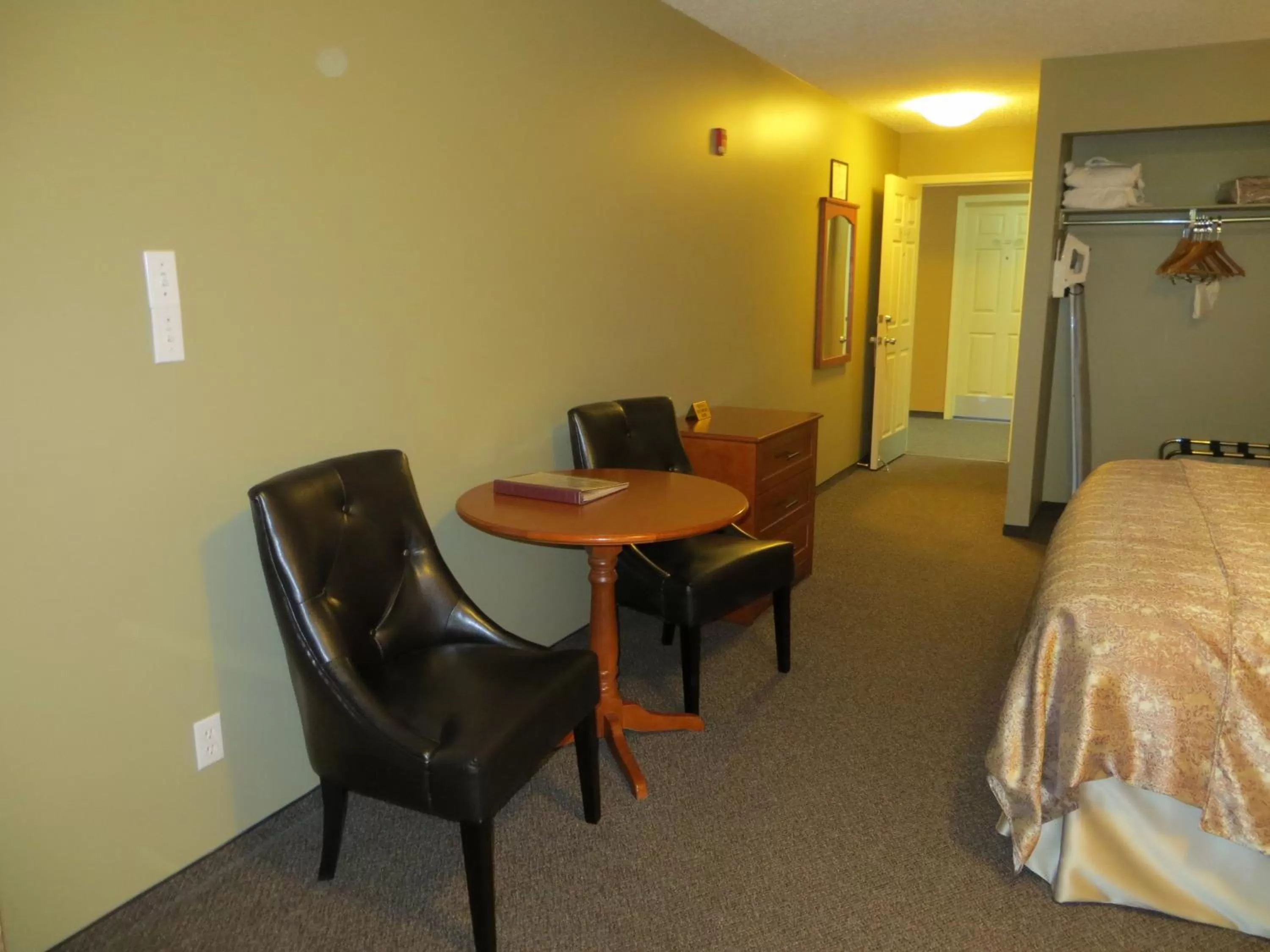 Seating area, Bed in Village Creek Country Inn