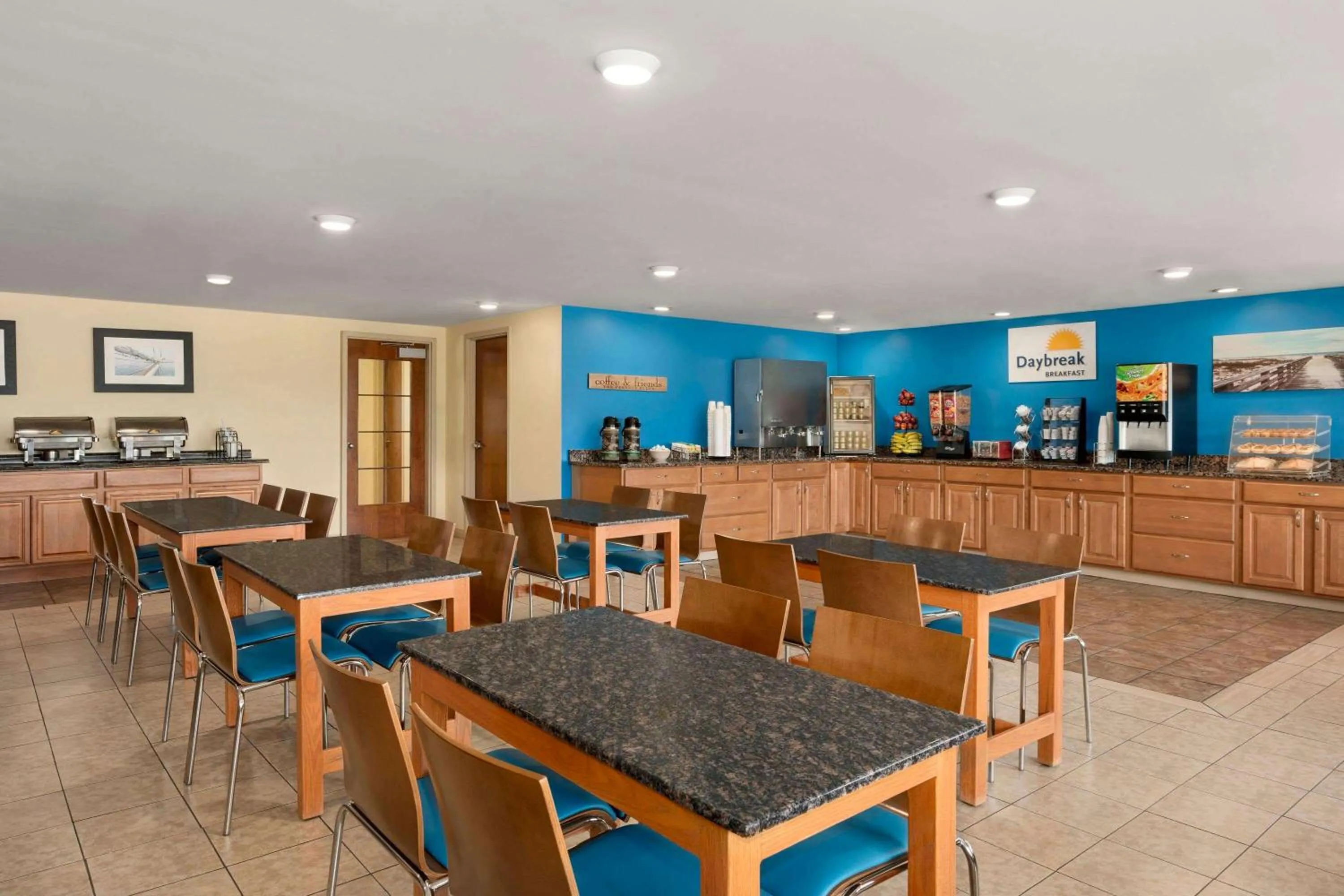 Food and drinks in Days Inn by Wyndham Airport/Maine Mall