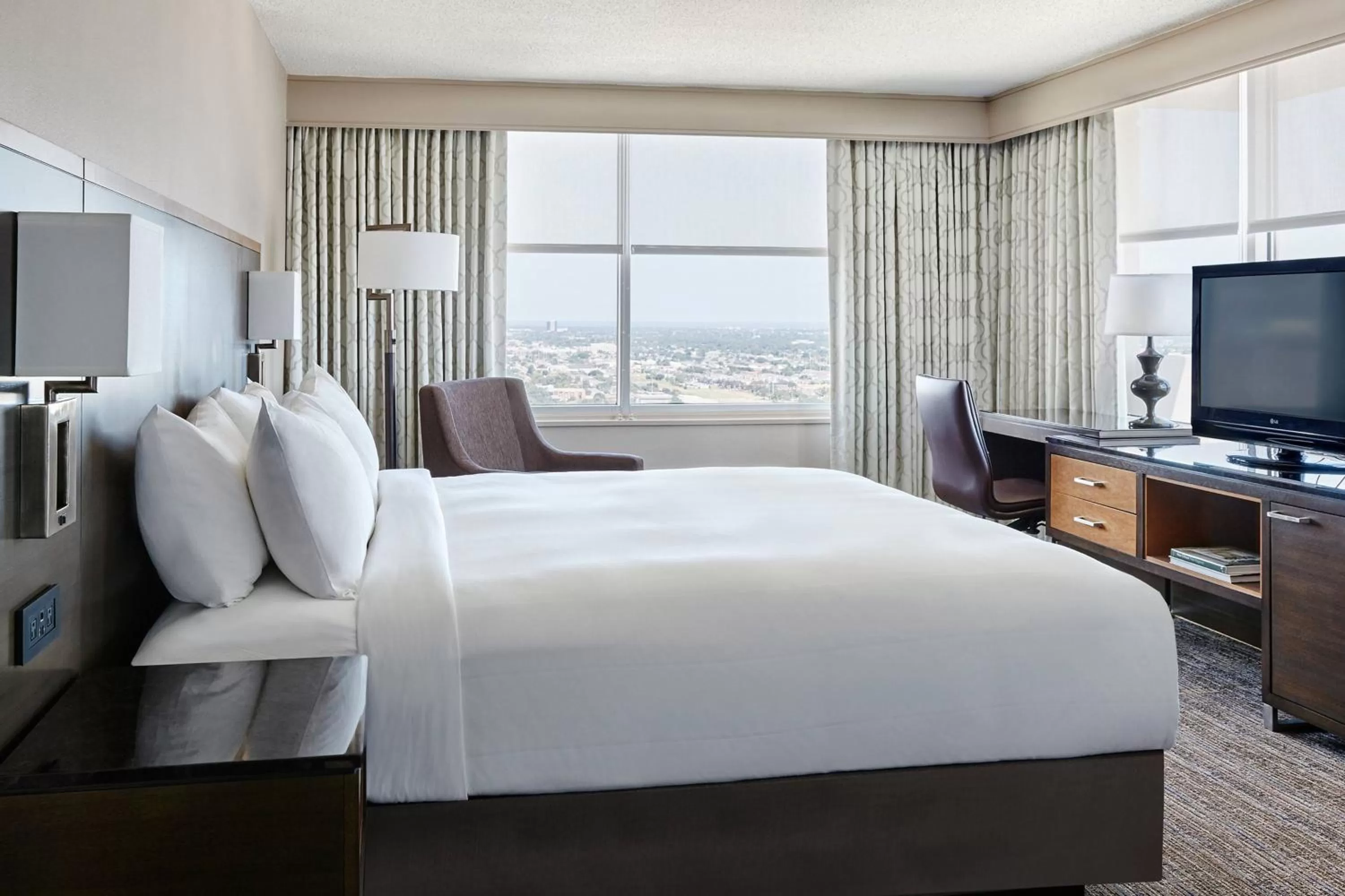 Photo of the whole room, Bed in New Orleans Marriott