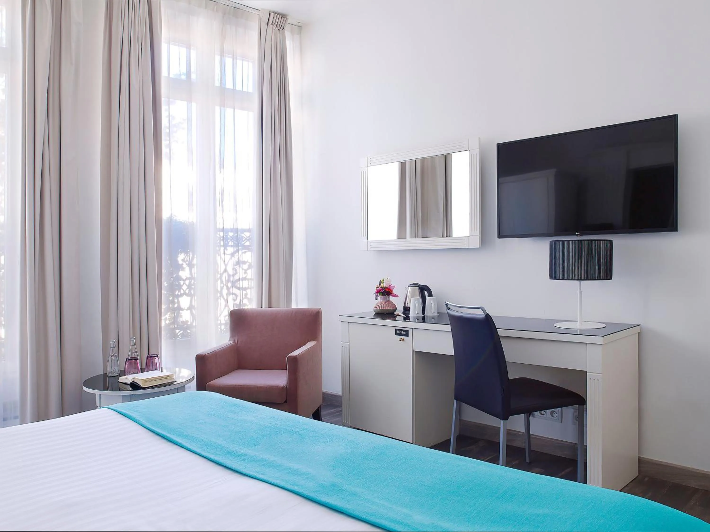 View (from property/room), Bed in Hotel Paris Opera Affiliated by Meliá