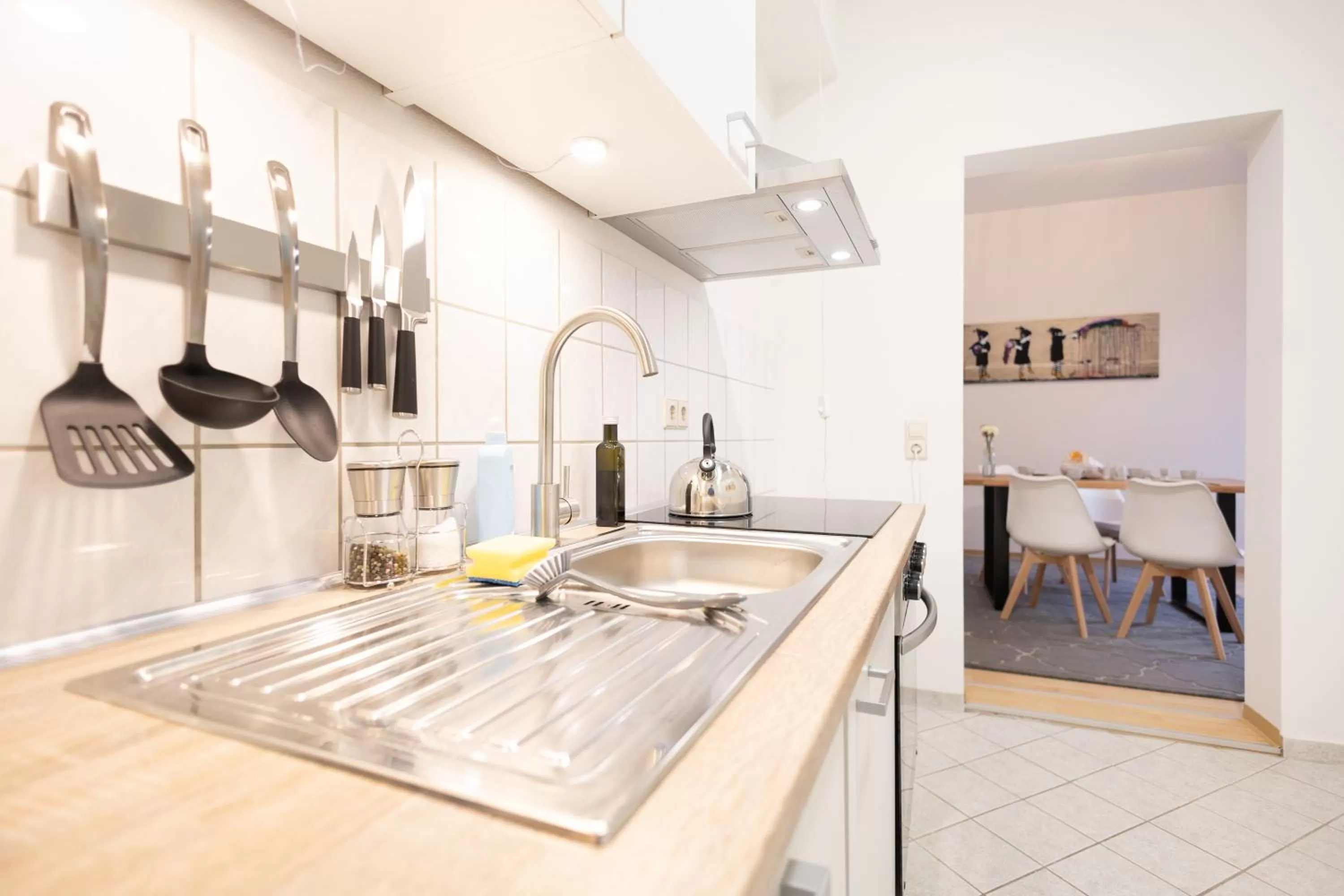 Kitchen or kitchenette, Kitchen/Kitchenette in Ko-Living Space an der Oper - Street Art Design Apartments