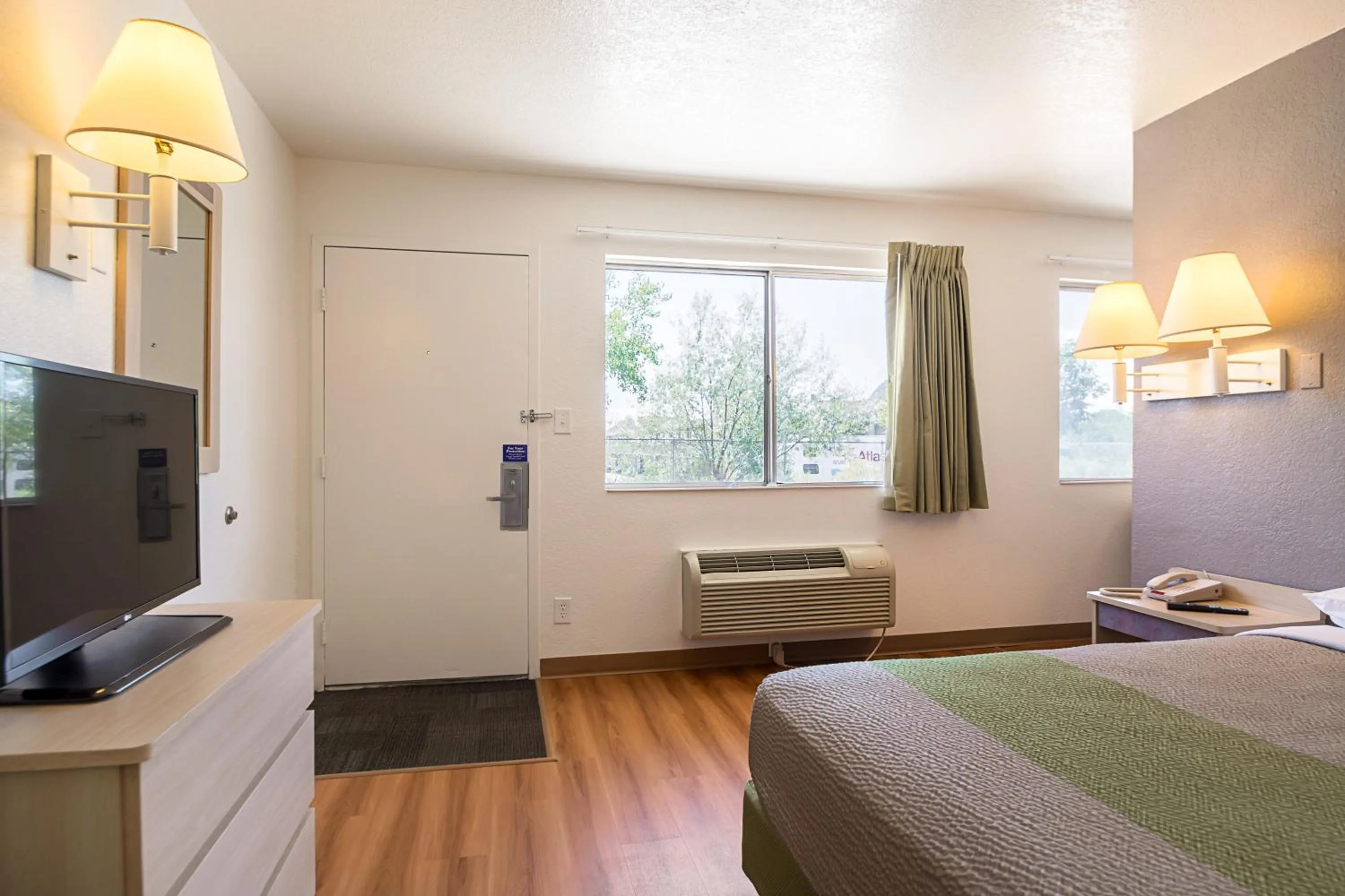 Bedroom, Bed in Motel 6-Pueblo, CO - I-25