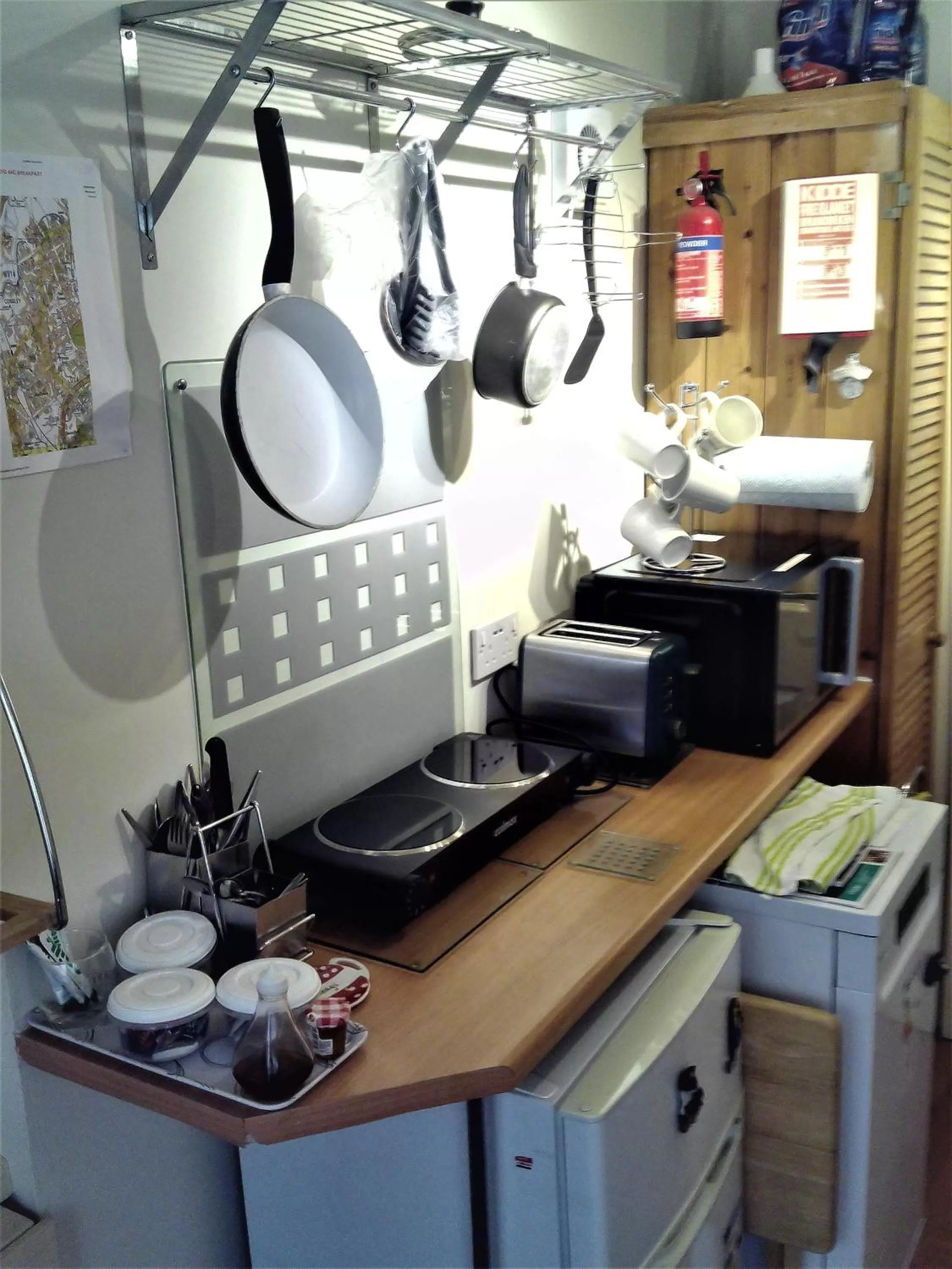 Coffee/tea facilities, Kitchen/Kitchenette in Mike & Carolyn Ball B&B