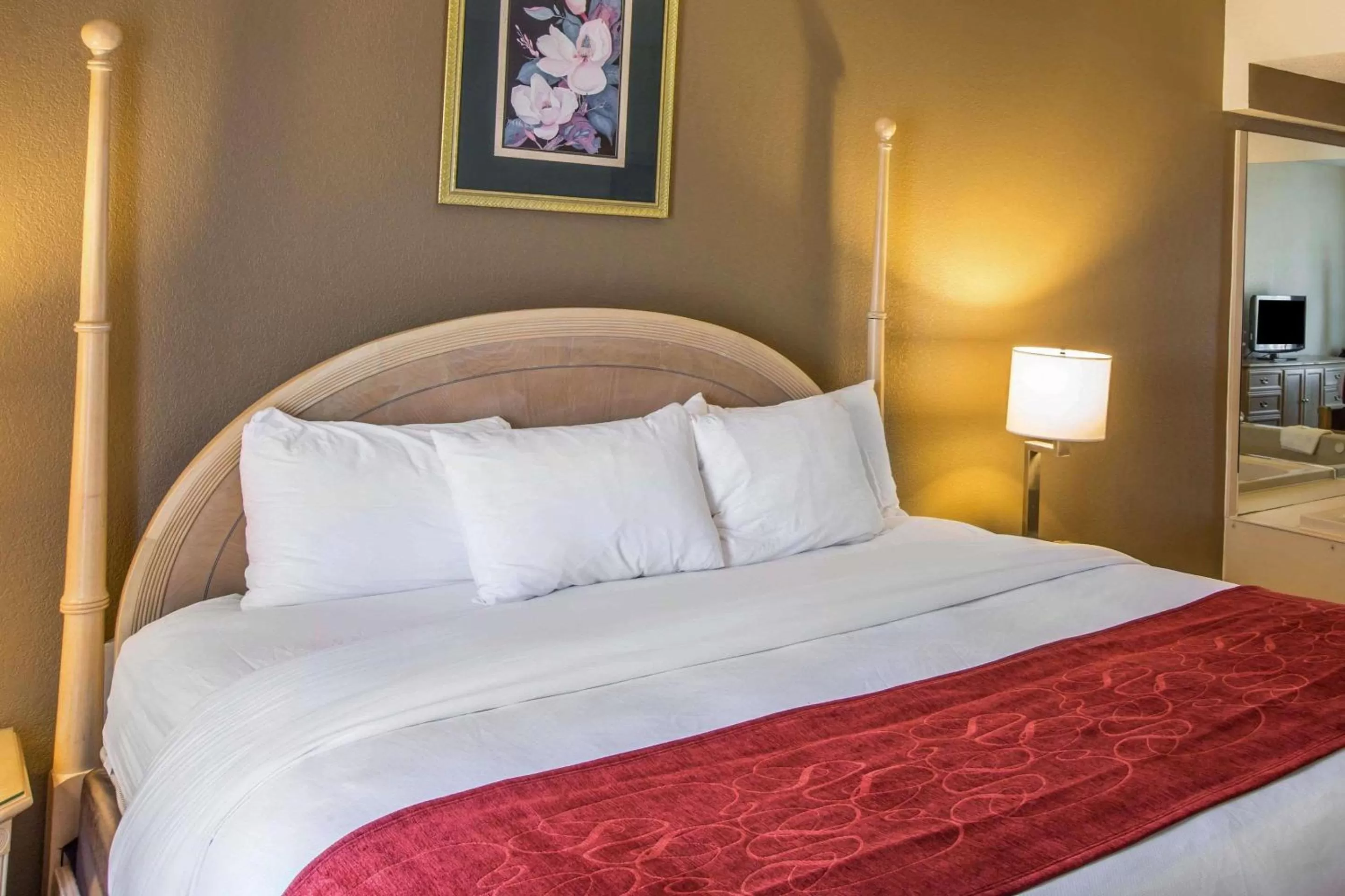 Photo of the whole room, Bed in Quality Suites Morristown West