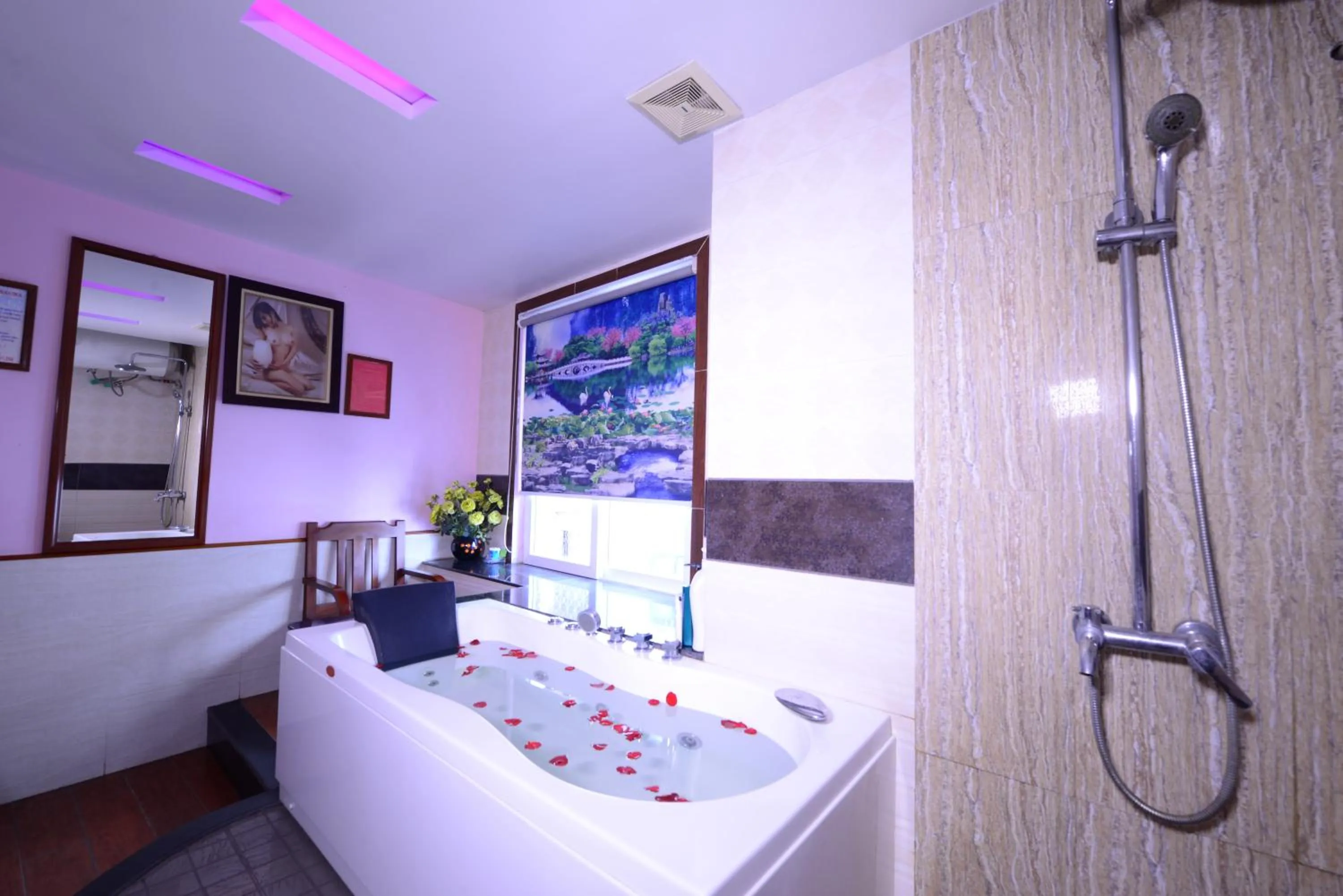 Hot Tub in Blue Hanoi Inn Luxury Hotel