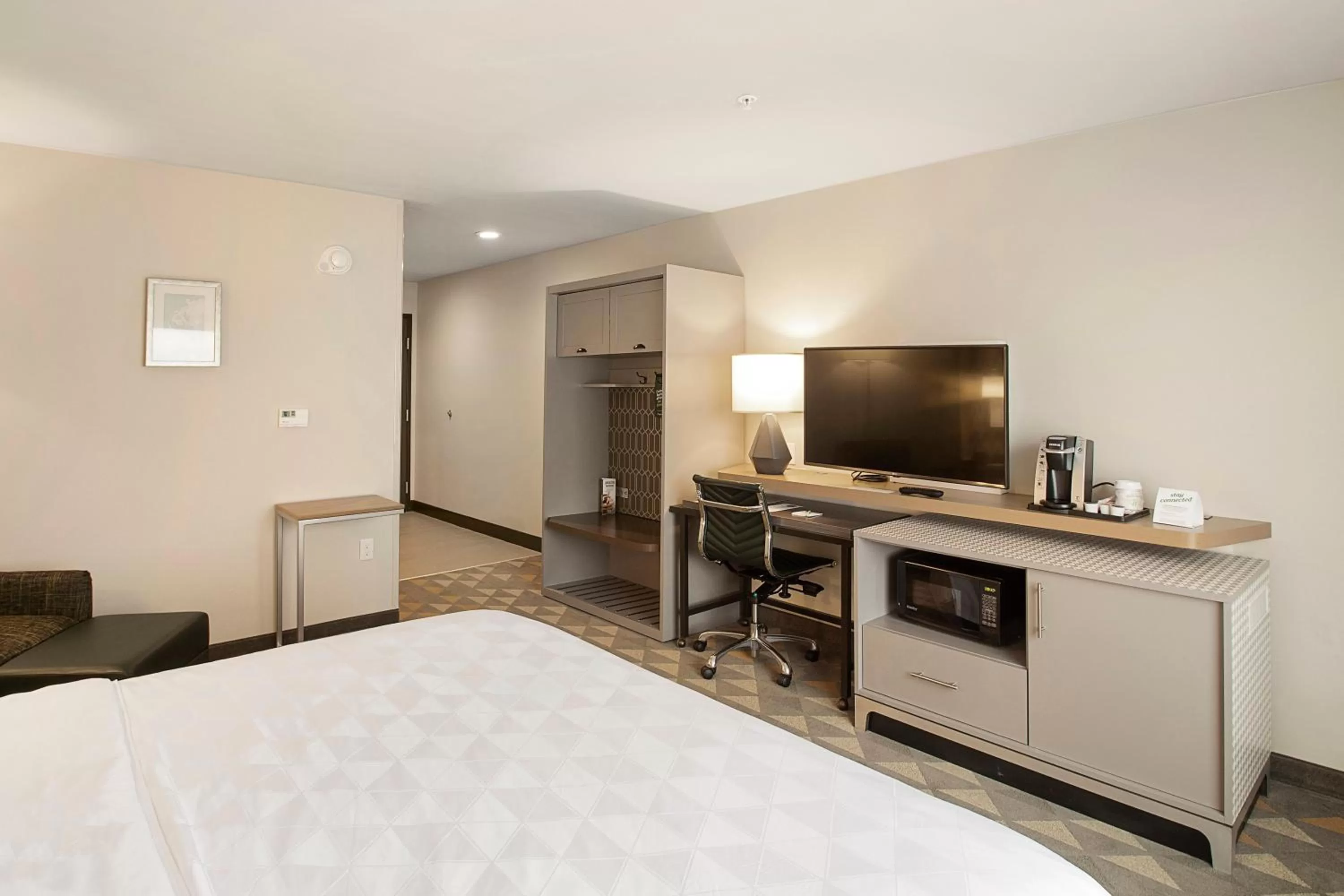 Photo of the whole room, Bed in Holiday Inn & Suites Decatur-Forsyth by IHG