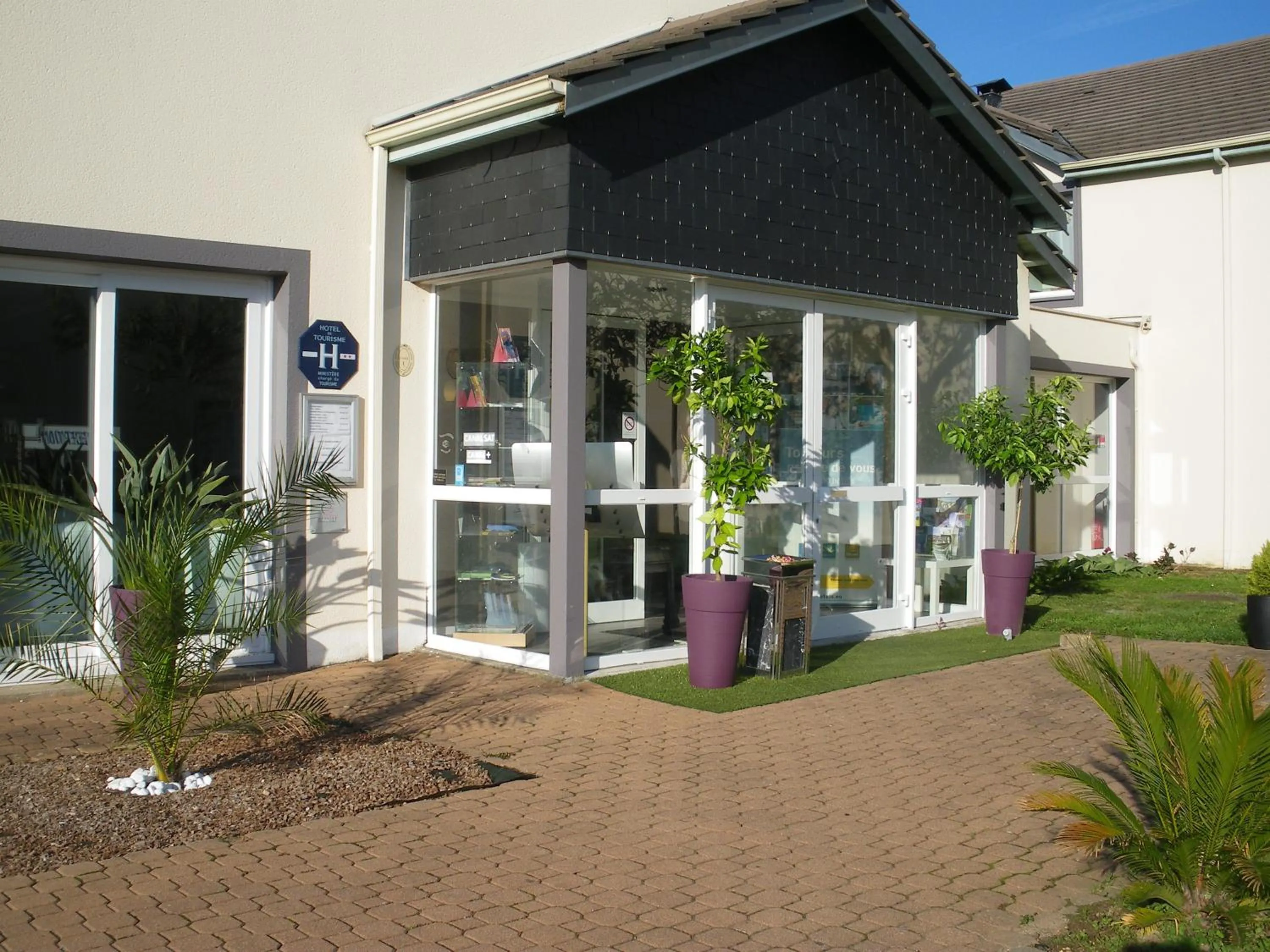 Facade/entrance in The Originals City, Hôtel La Terrasse, Tours Nord