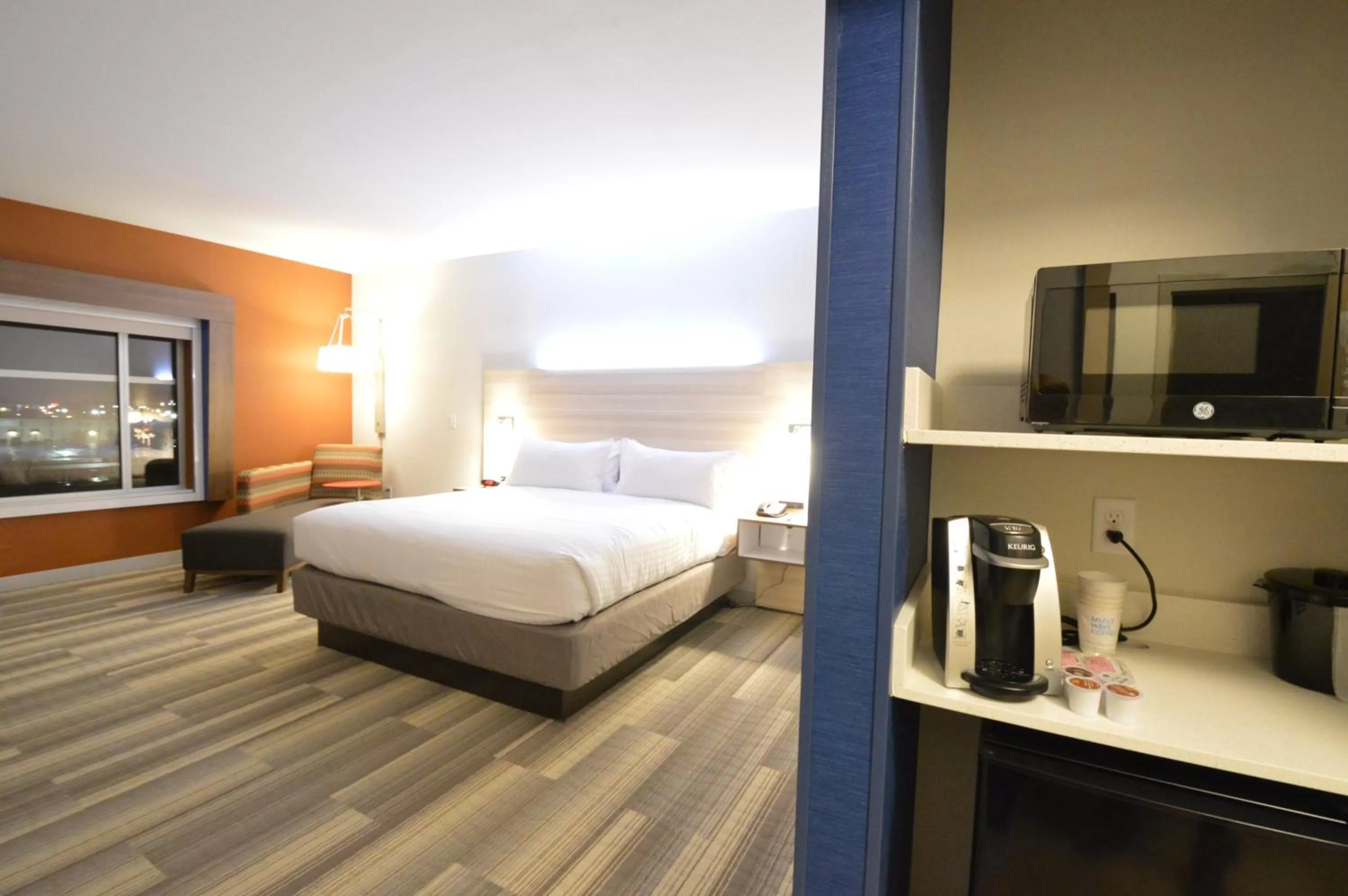 Photo of the whole room, Bed in Holiday Inn Express & Suites Toledo West by IHG