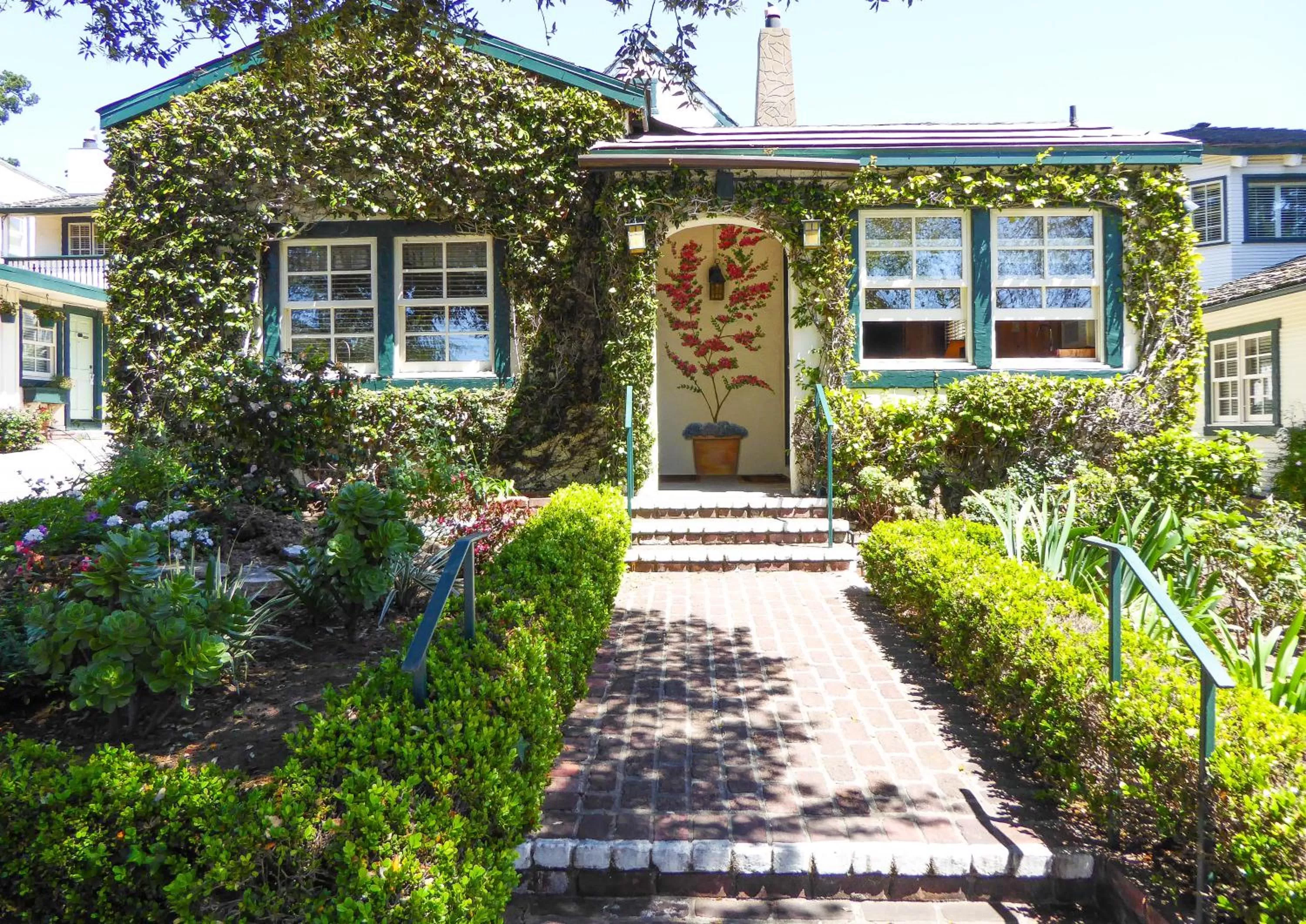 Facade/entrance in Briarwood Inn