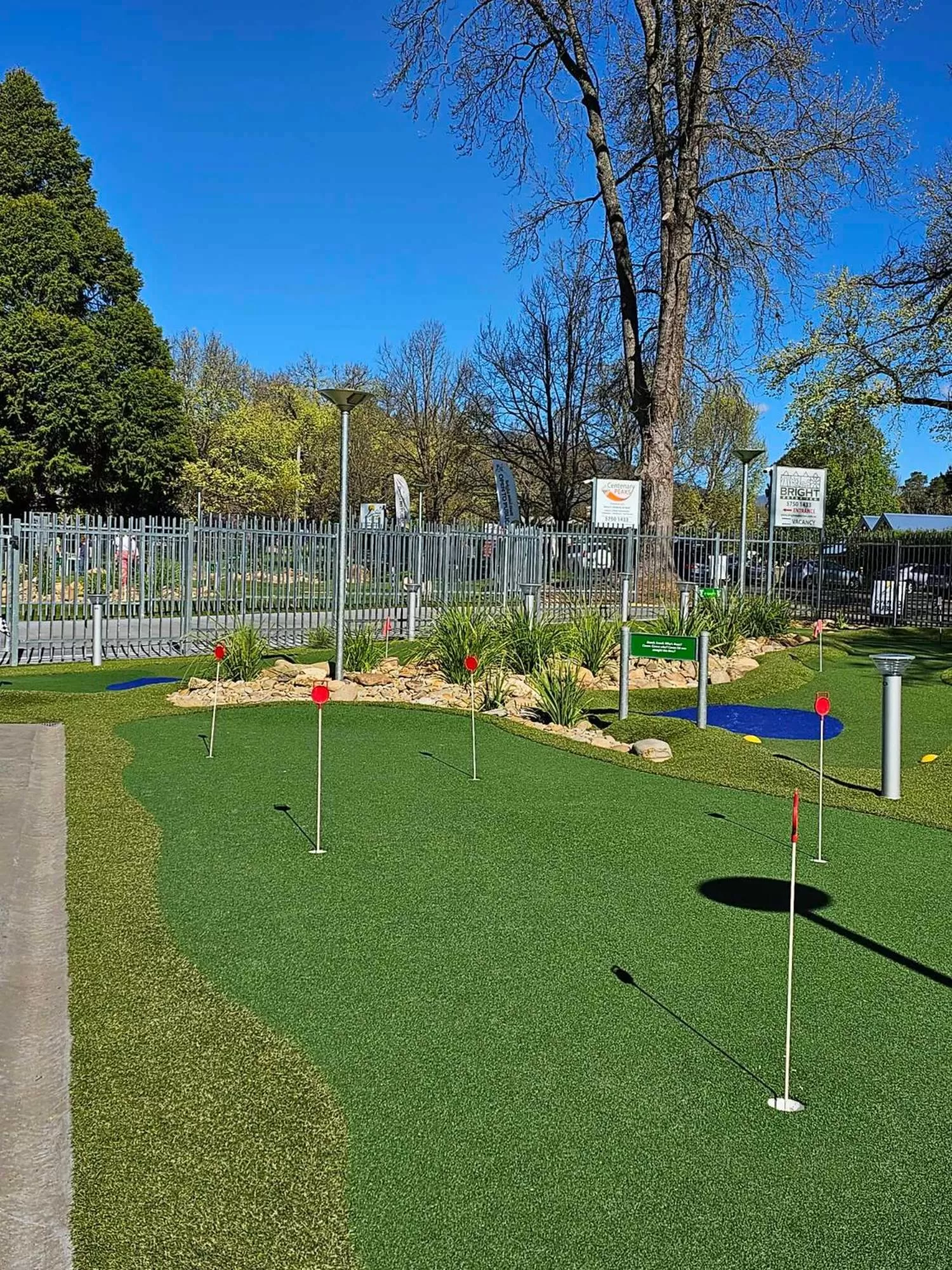 Minigolf in The Bright Motor Inn