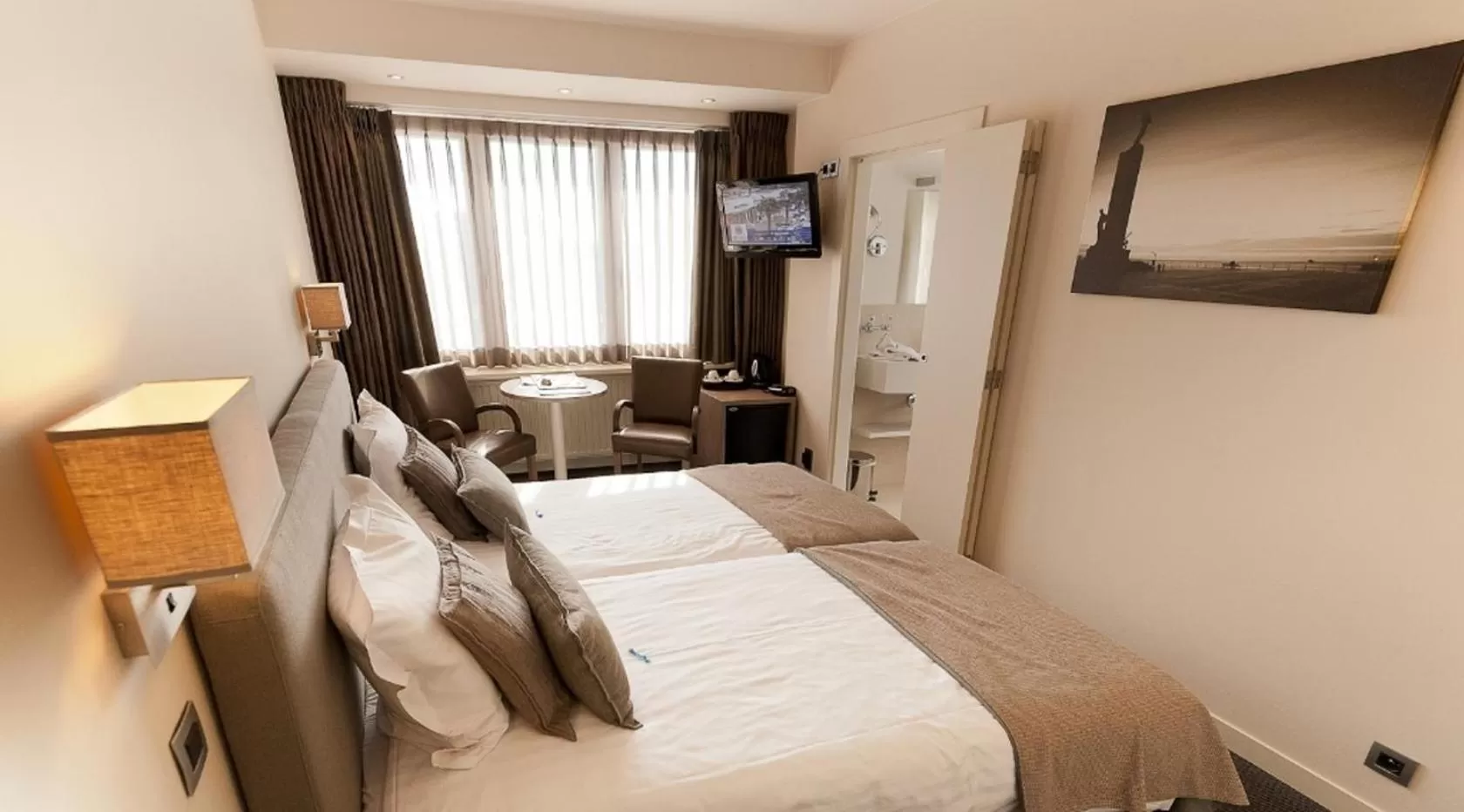 Photo of the whole room in Hotel du Bassin