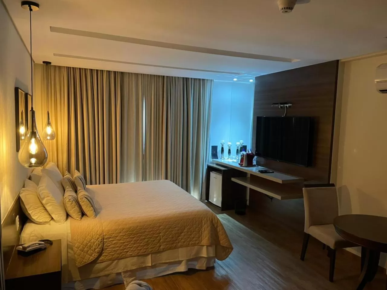 Bedroom, TV/Entertainment Center in Hotel Mohave