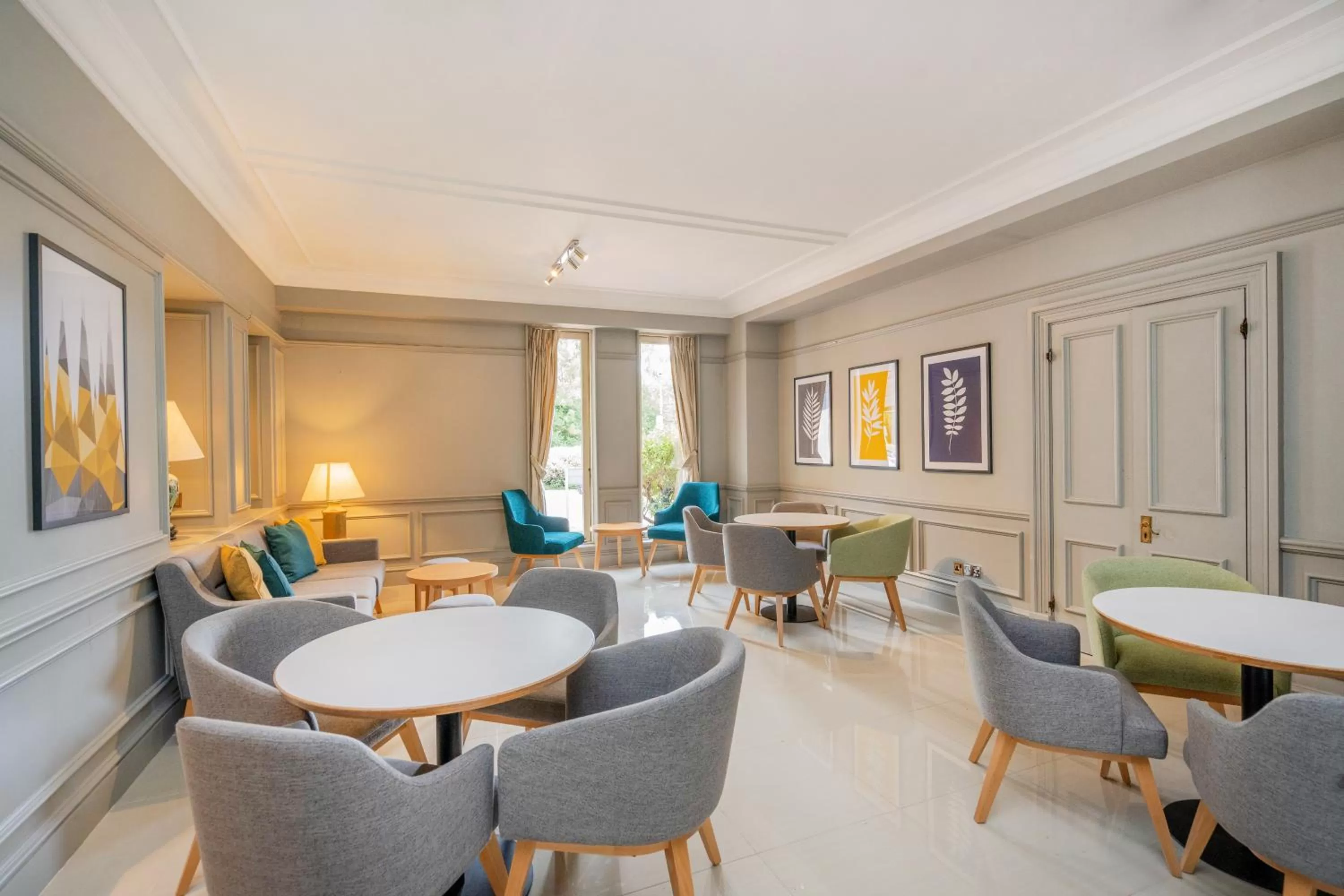 Lounge or bar in Holiday Inn Maidstone-Sevenoaks by IHG