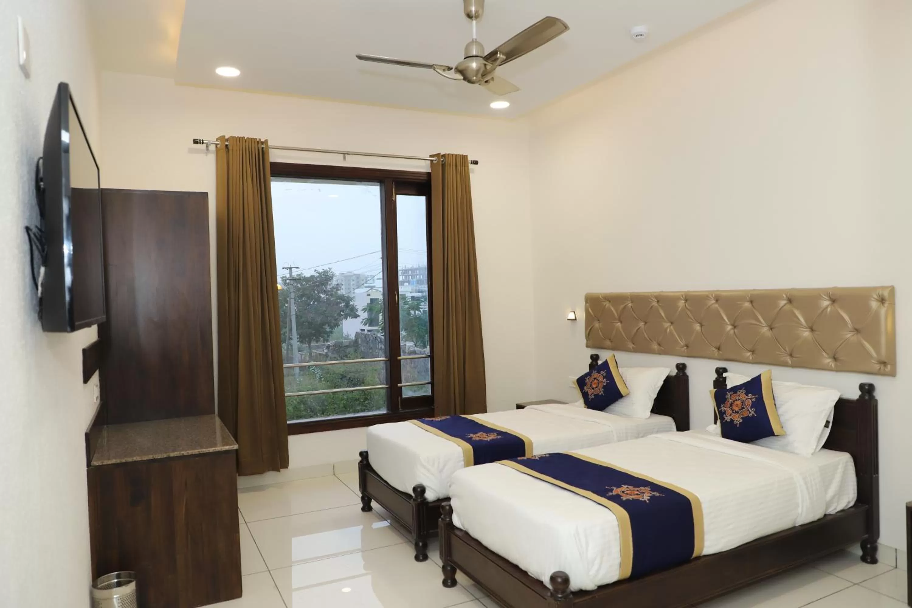 Photo of the whole room, Bed in Clover Inn